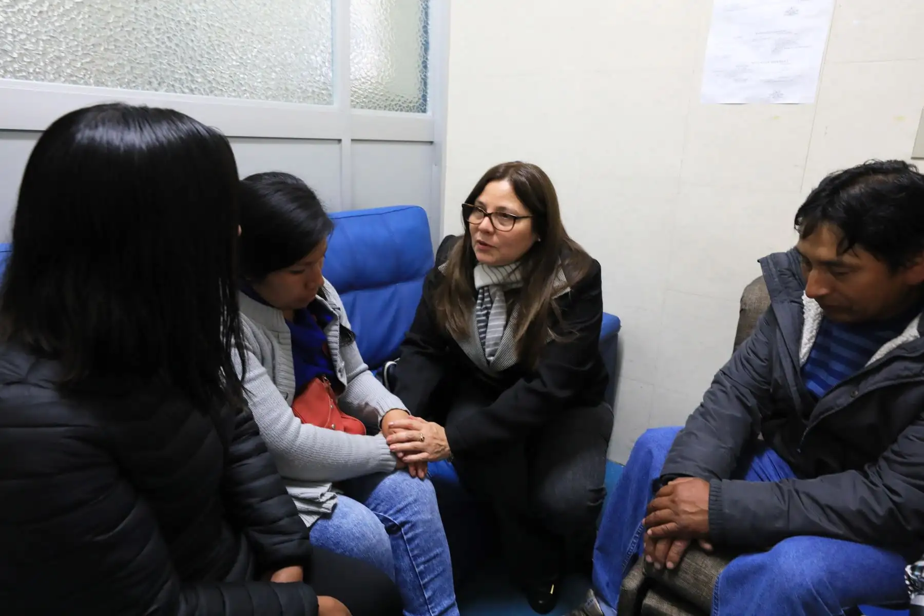 Ministra de la Mujer se reunió con equipo médico del hospital Almenara para conocer el estado de salud de Juana Mendoza, víctima de tentativa de feminicidio en Cajamarca. Foto: ANDINA/MIMP