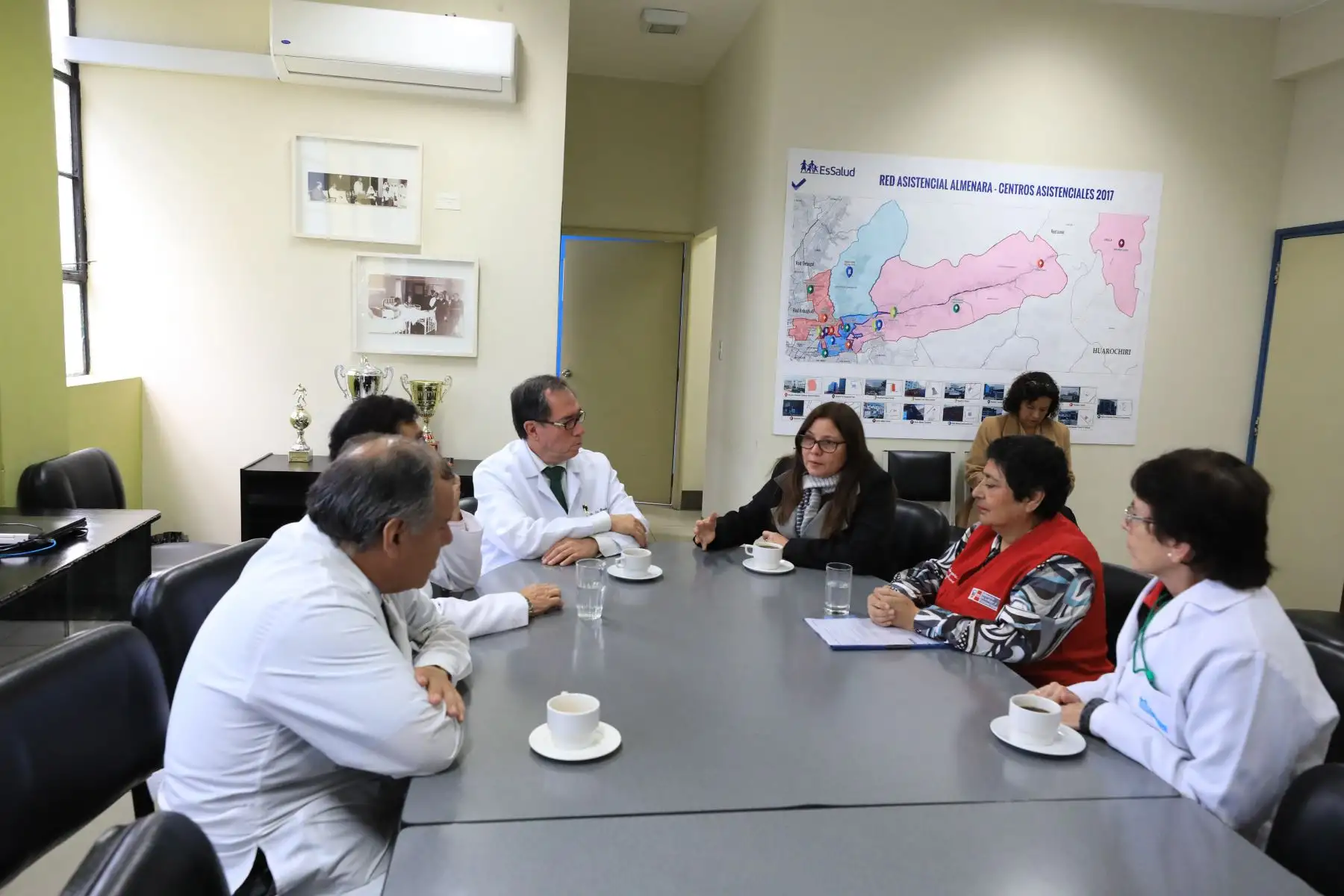 Ministra de la Mujer se reunió con equipo médico del hospital Almenara para conocer el estado de salud de Juana Mendoza, víctima de tentativa de feminicidio en Cajamarca. Foto: ANDINA/MIMP