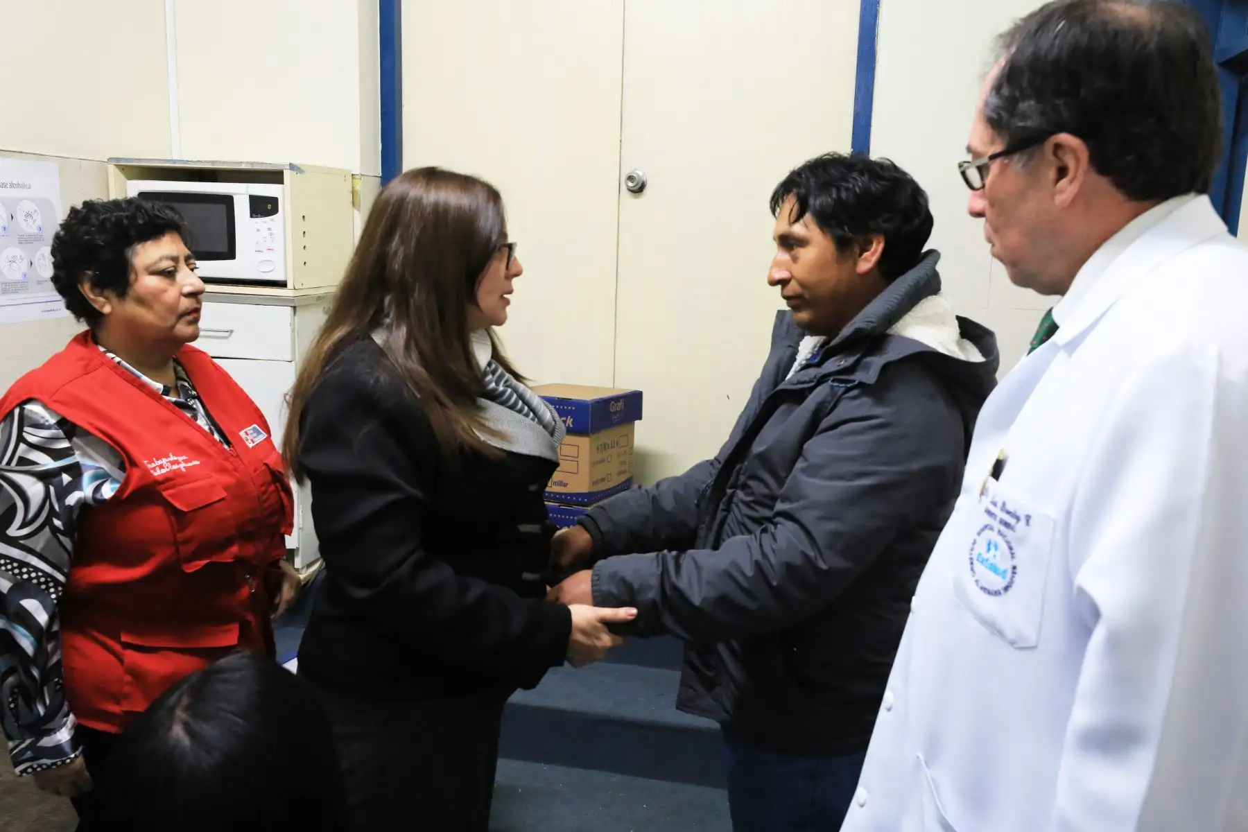 Ministra de la Mujer se reunió con equipo médico del hospital Almenara para conocer el estado de salud de Juana Mendoza, víctima de tentativa de feminicidio en Cajamarca. Foto: ANDINA/MIMP