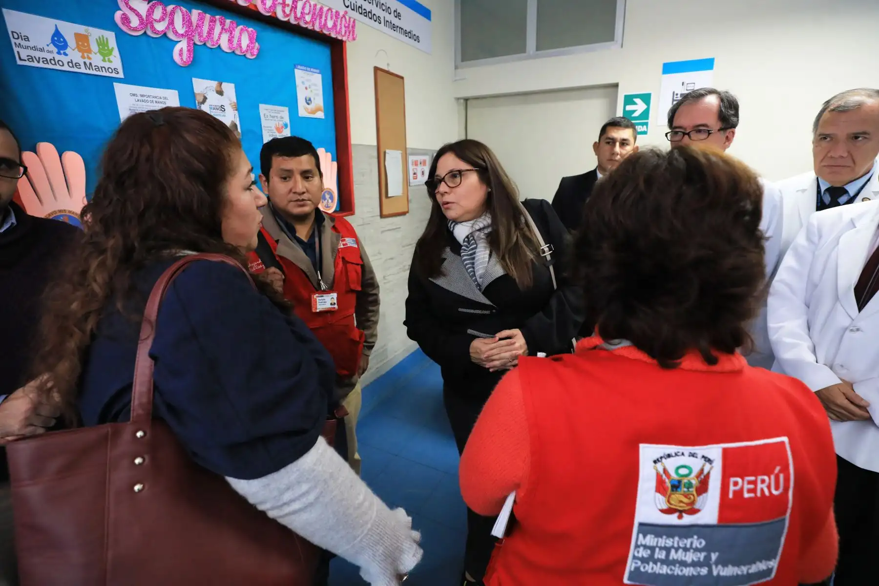 Ministra de la Mujer se reunió con equipo médico del hospital Almenara para conocer el estado de salud de Juana Mendoza, víctima de tentativa de feminicidio en Cajamarca. Foto: ANDINA/MIMP