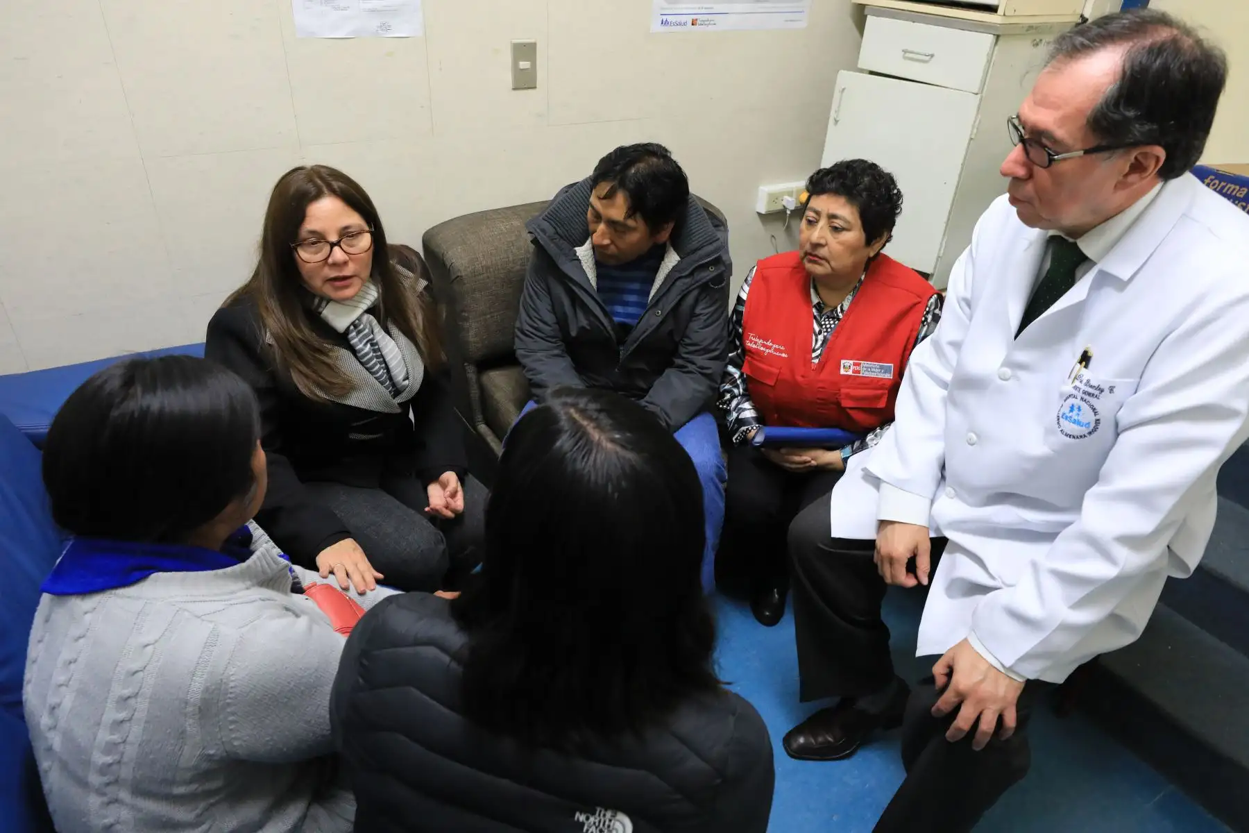 Ministra de la Mujer se reunió con equipo médico del hospital Almenara para conocer el estado de salud de Juana Mendoza, víctima de tentativa de feminicidio en Cajamarca. Foto: ANDINA/MIMP