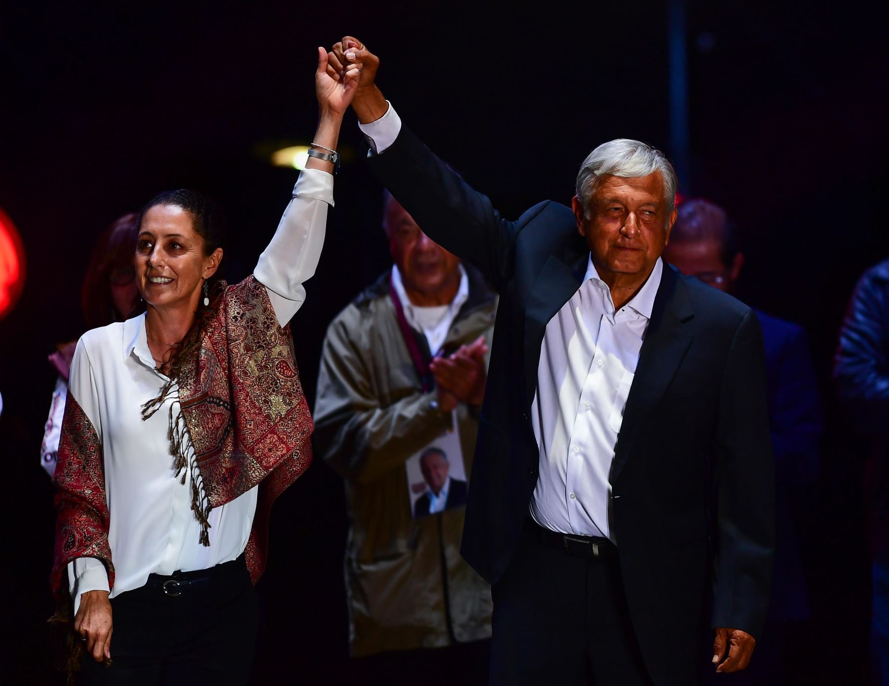 Andrés Manuel López Obrador y Claudia Sheinbaum durante el mitin de clausura electoral. Foto: AFP.