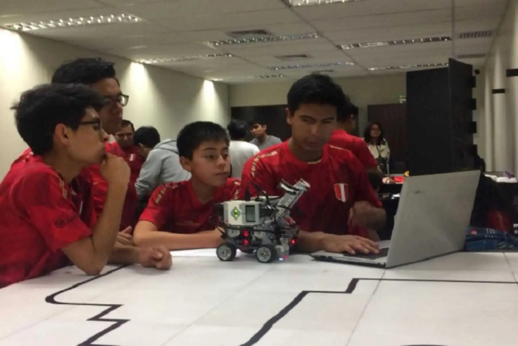 Gana premio equipo de robótica de Arequipa que representó al Perú en Canadá