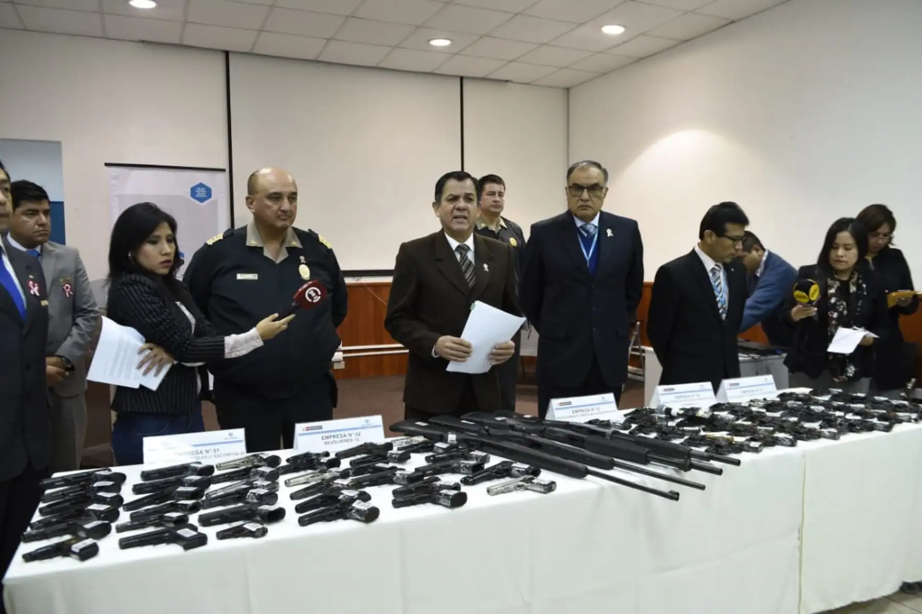 El ministro del Interior, Mauro Medina Guimaraes, participará en la presentación de un lote de 472 armas incautadas por la Superintendencia Nacional de Control de Servicios de Seguridad, Armas, Municiones y Explosivos de Uso Civil (Sucamec) a empresas de seguridad del Callao debido a deficiencias en el resguardo de sus armas. Foto: ANDINA/Mininter