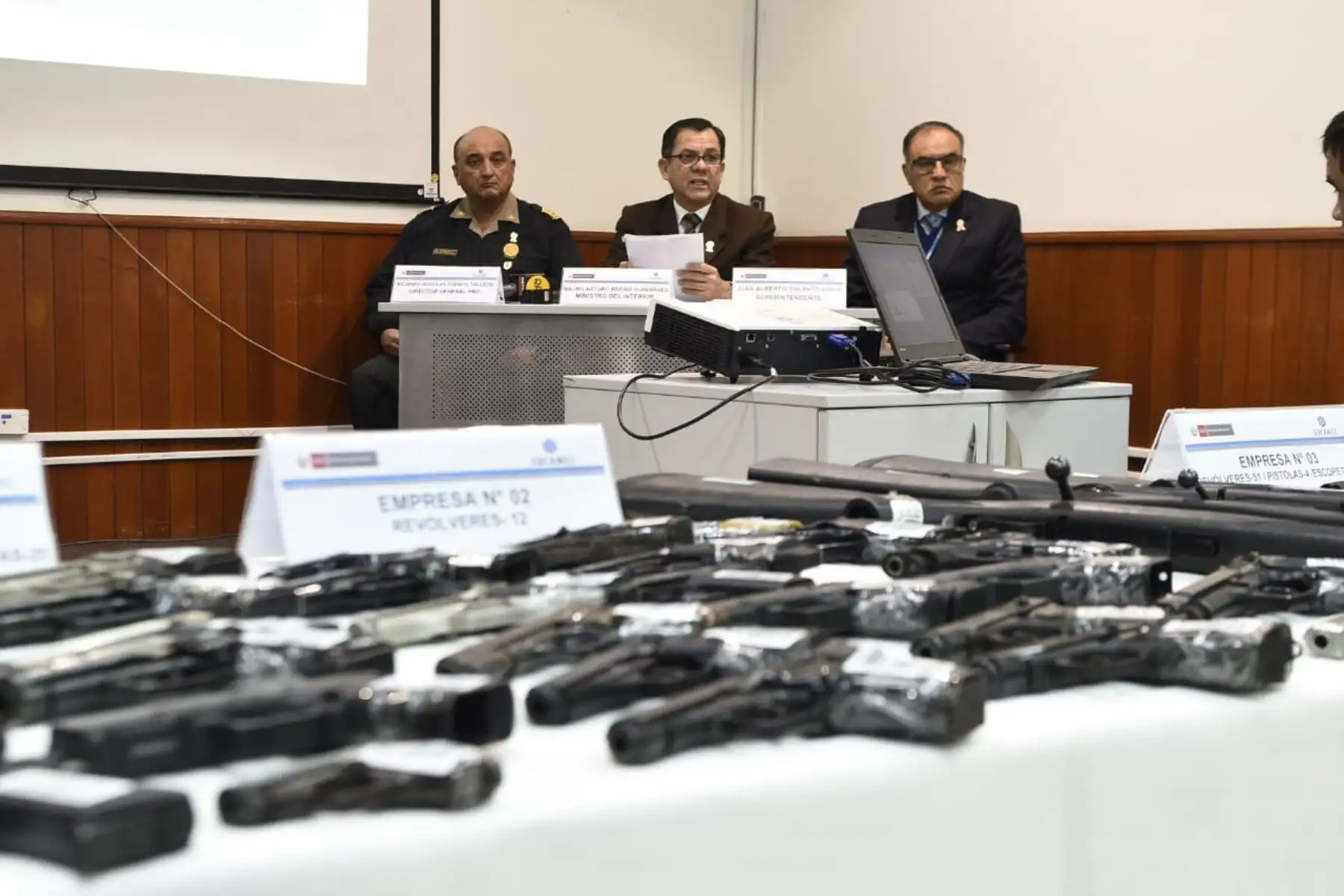 El ministro del Interior, Mauro Medina Guimaraes, participará en la presentación de un lote de 472 armas incautadas por la Superintendencia Nacional de Control de Servicios de Seguridad, Armas, Municiones y Explosivos de Uso Civil (Sucamec) a empresas de seguridad del Callao debido a deficiencias en el resguardo de sus armas. Foto: ANDINA/Mininter