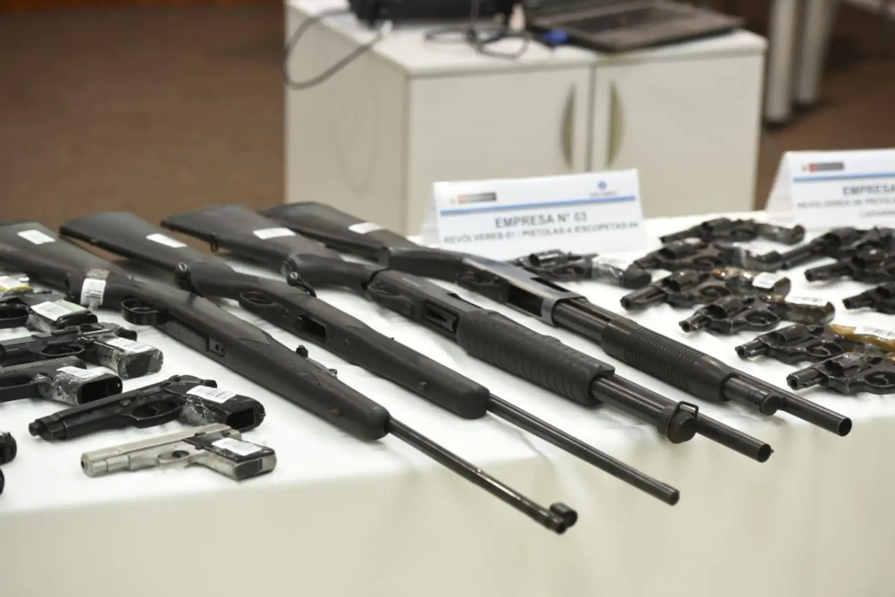 El ministro del Interior, Mauro Medina Guimaraes, participará en la presentación de un lote de 472 armas incautadas por la Superintendencia Nacional de Control de Servicios de Seguridad, Armas, Municiones y Explosivos de Uso Civil (Sucamec) a empresas de seguridad del Callao debido a deficiencias en el resguardo de sus armas. Foto: ANDINA/Mininter