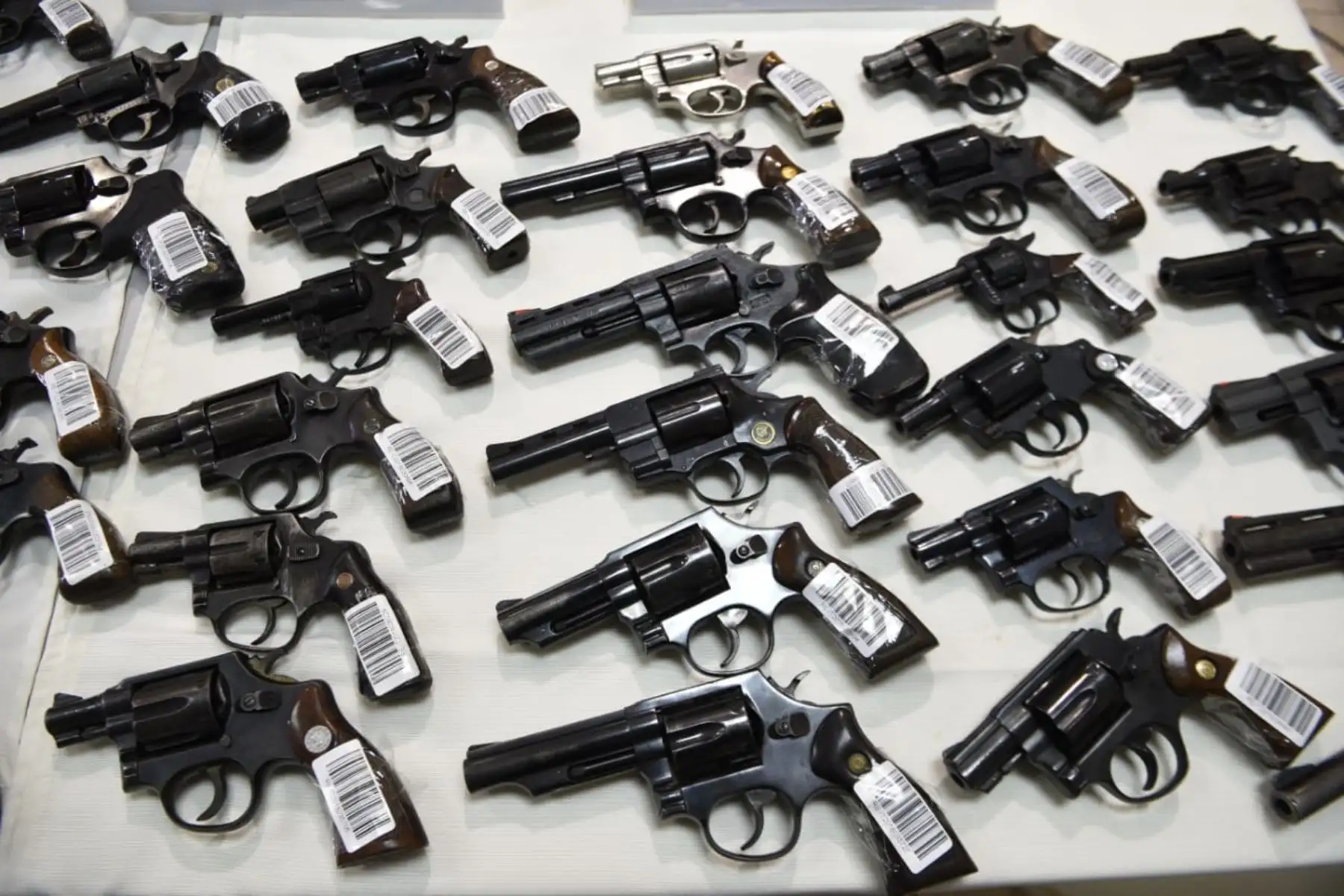 El ministro del Interior, Mauro Medina Guimaraes, participará en la presentación de un lote de 472 armas incautadas por la Superintendencia Nacional de Control de Servicios de Seguridad, Armas, Municiones y Explosivos de Uso Civil (Sucamec) a empresas de seguridad del Callao debido a deficiencias en el resguardo de sus armas. Foto: ANDINA/Mininter