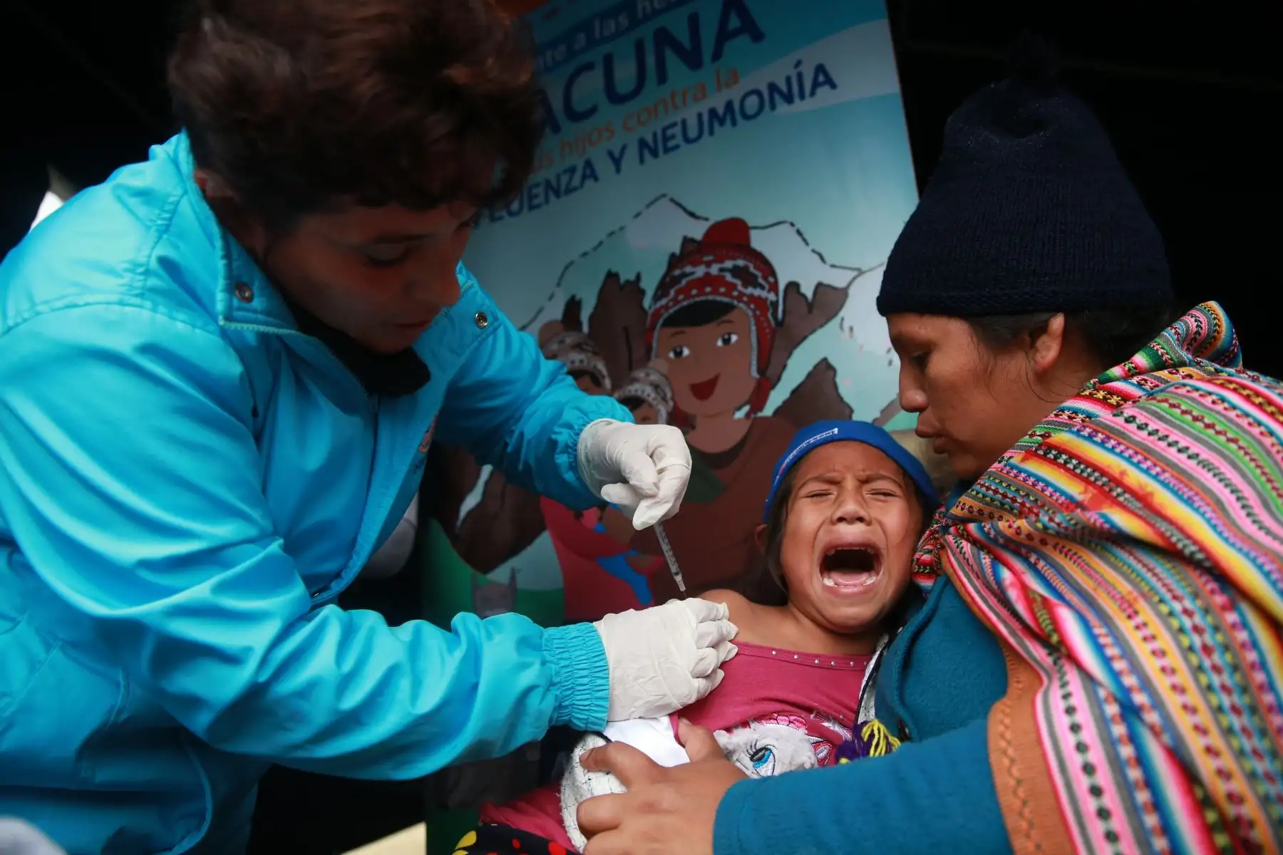 Vacunan a niños afectados por la baja temperatura en zonas altas del Distrito de Villa Maria del Triunfo. Foto: ANDINA/Vidal Tarqui
