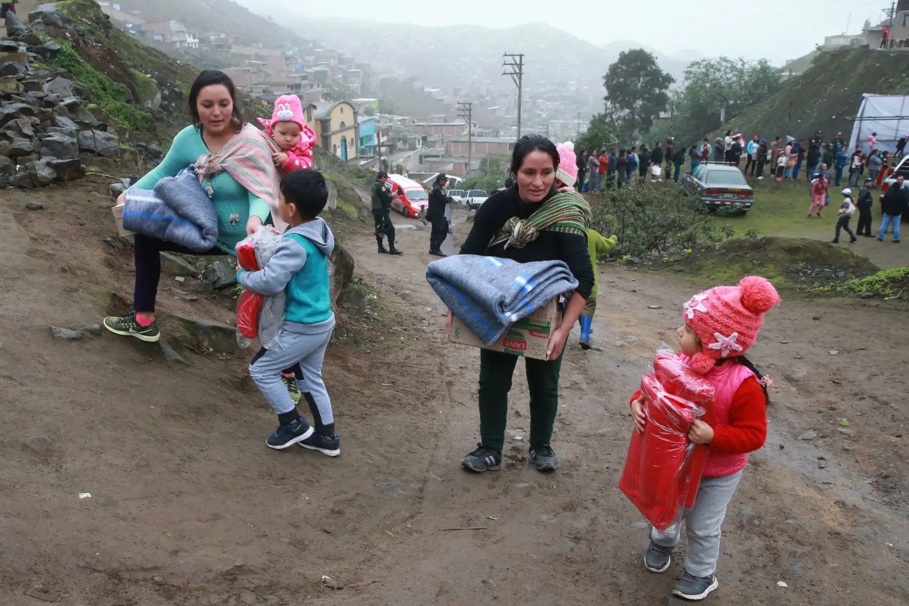 Población de extrema pobreza llevan abrigos, frazadas y ropas, entregadas por el ministerio de defensa,  que son afectada por la baja temperatura en zonas altas del Distrito de Villa Maria del Triunfo. Foto: ANDINA/Vidal Tarqui