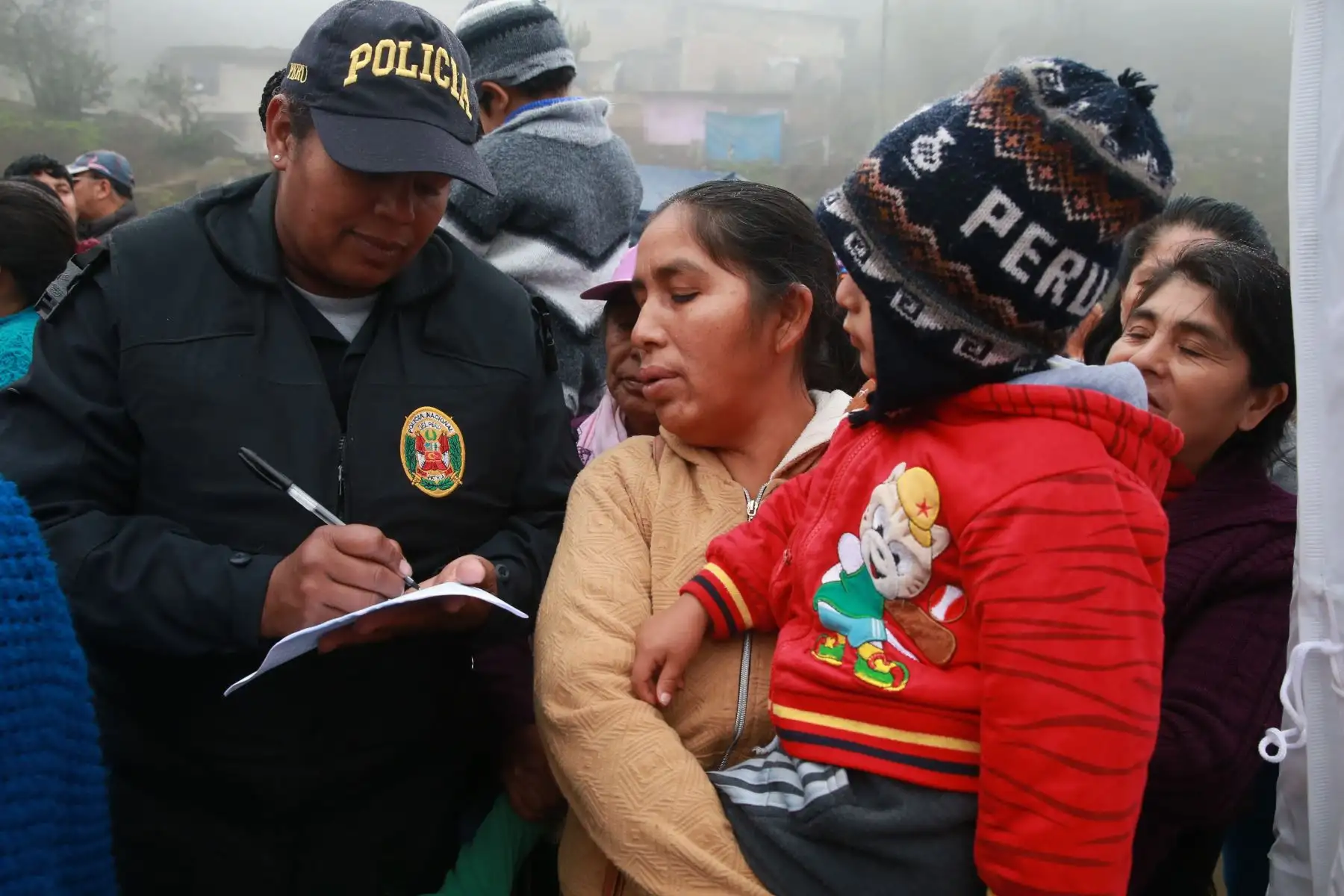 Personal de la policía nacional  ayudan a pobladores de extrema pobreza afectada por la baja temperatura en zonas altas del Distrito de Villa Maria del Triunfo. Foto: ANDINA/Vidal Tarqui