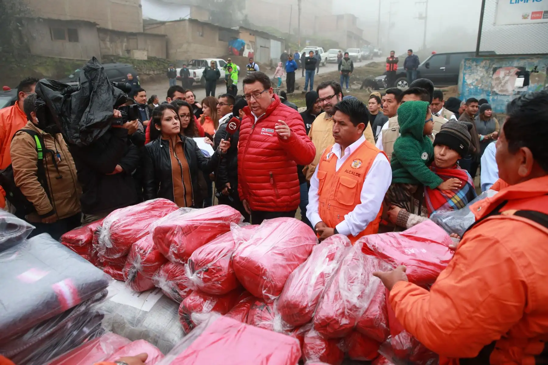 Ministro de defensa José Huerta Torres, supervisa entrega de bienes de ayuda humanitaria para la población de extrema pobreza afectada por la baja temperatura en zonas altas del Distrito de Villa Maria del Triunfo. Foto: ANDINA/Vidal Tarqui