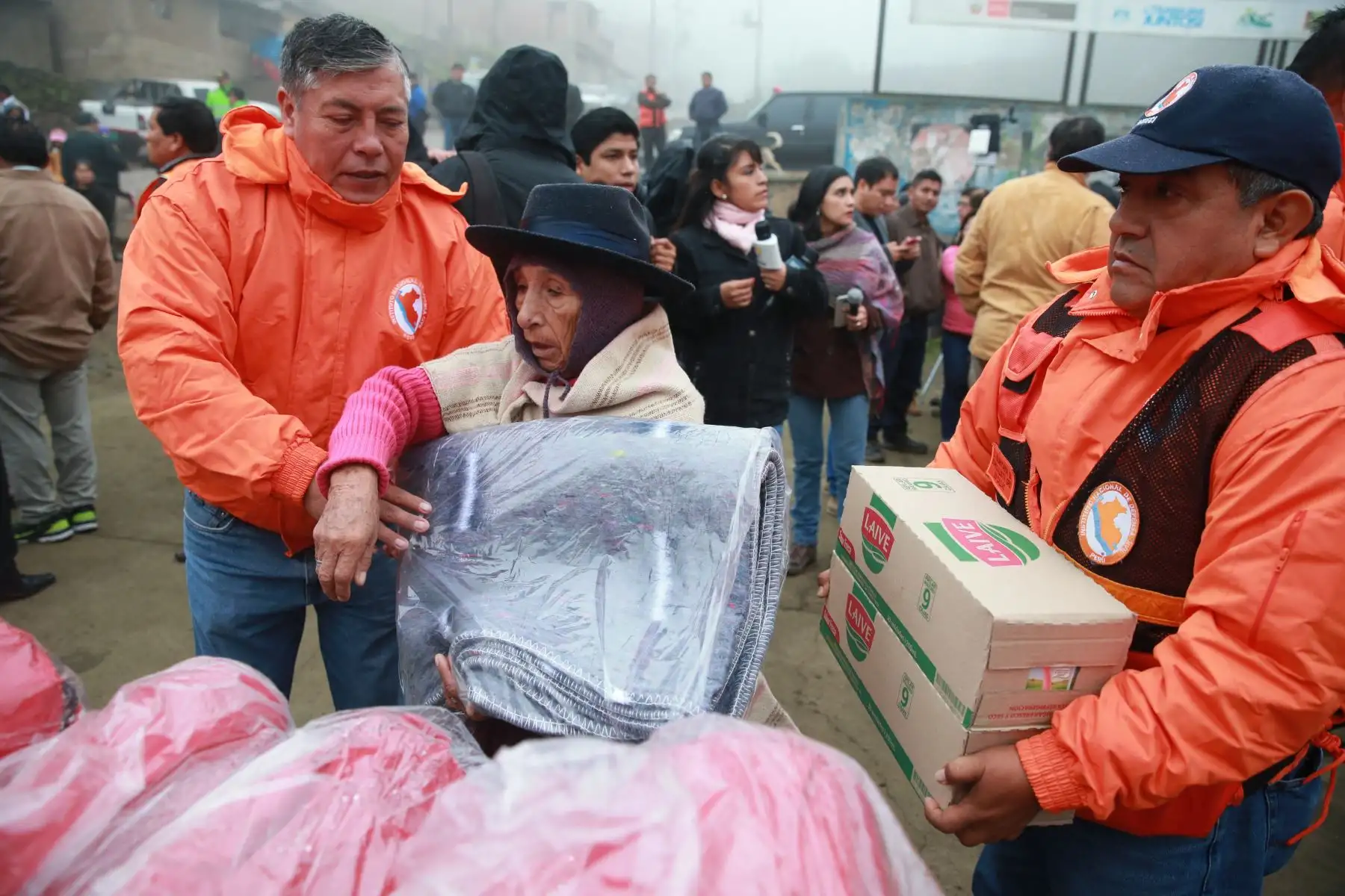 Ministerio de de defensa llevo ayuda humanitaria, para la población de extrema pobreza afectada por la baja temperatura en zonas altas del Distrito de Villa Maria del Triunfo. Foto: ANDINA/Vidal Tarqui
