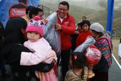 Los ministros de Defensa, José Huerta; de la Mujer y Poblaciones Vulnerables, Ana María Mendieta; y del Ambiente, Patricia Balbuena, llevan hoy ayuda humanitaria a las regiones de Huancavelica, afectadas por las bajas temperaturas, en el marco del Plan Multisectorial ante las Heladas y Friaje 2018. ANDINA/Vidal Tarqui