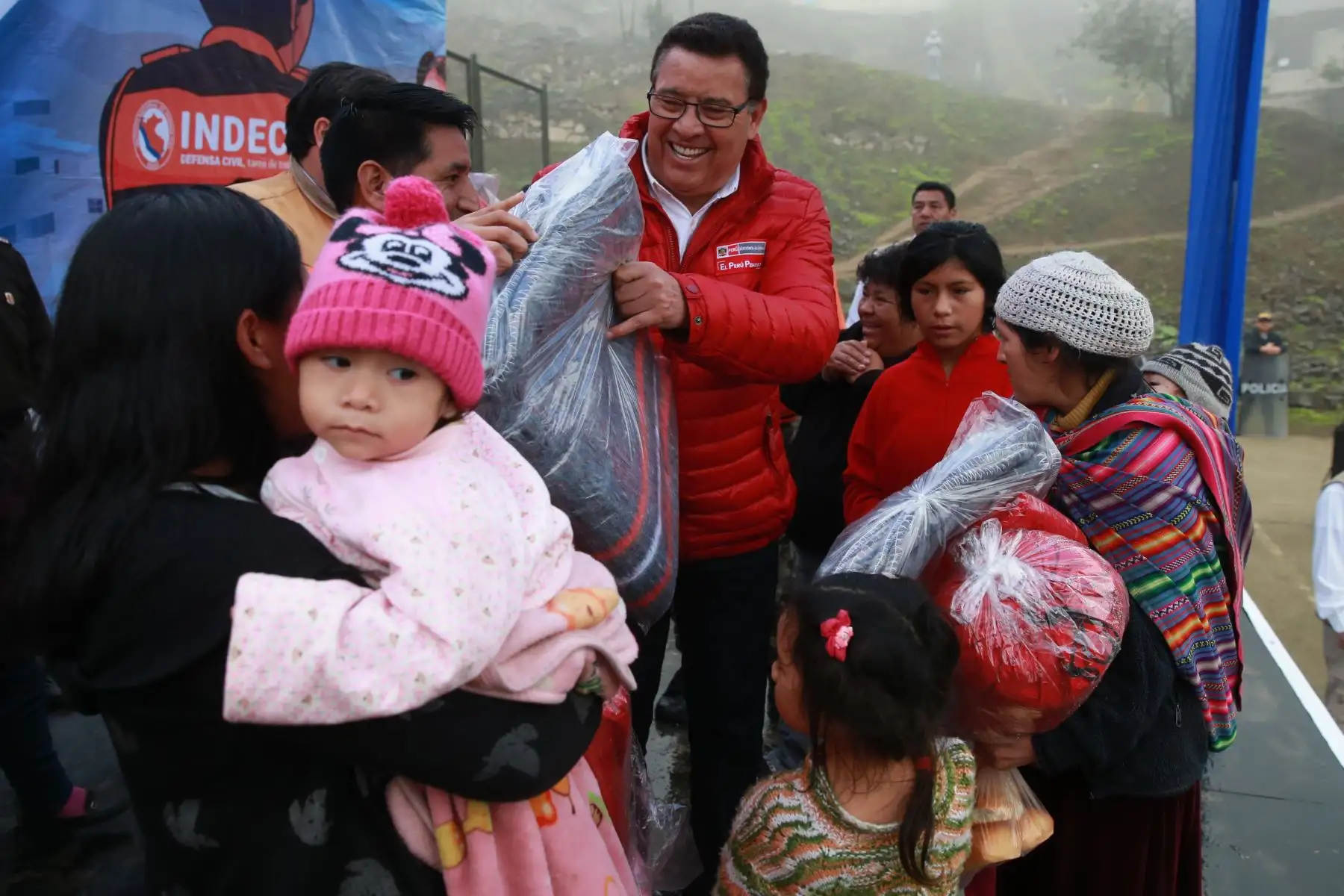 Los ministros de Defensa, José Huerta; de la Mujer y Poblaciones Vulnerables, Ana María Mendieta; y del Ambiente, Patricia Balbuena, llevan hoy ayuda humanitaria a las regiones de Huancavelica, afectadas por las bajas temperaturas, en el marco del Plan Multisectorial ante las Heladas y Friaje 2018. ANDINA/Vidal Tarqui
