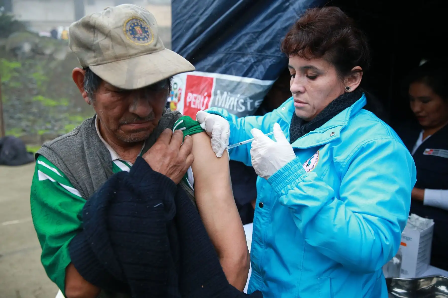 Personas de la tercera edad son vacunadas por la baja temperatura en zonas altas del Distrito de Villa Maria del Triunfo. Foto: ANDINA/Vidal Tarqui