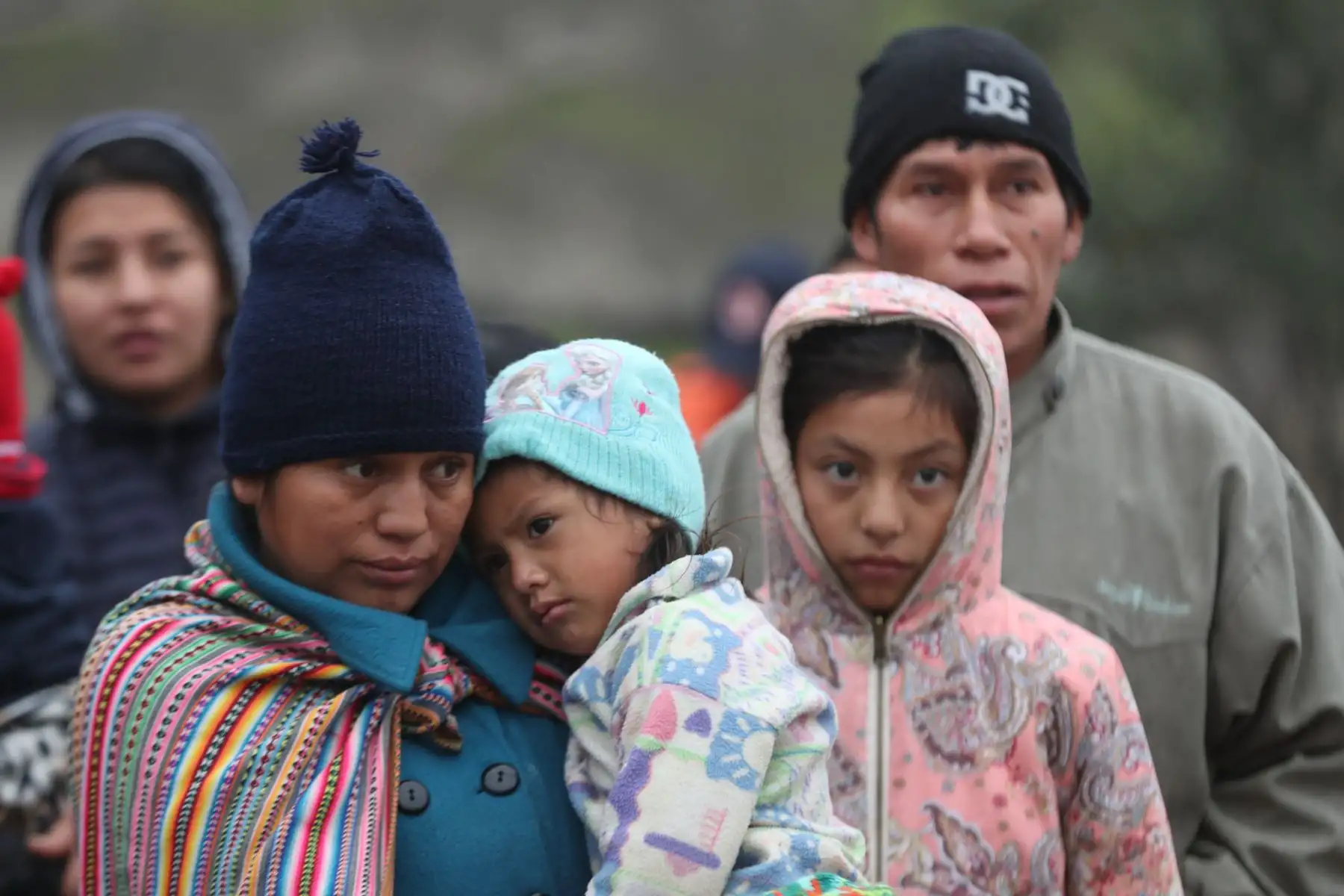 Pobladores que son beneficiado por ayuda humanitaria del ministerio de defensa, afectada por la baja temperatura en zonas altas del Distrito de Villa Maria del Triunfo. Foto: ANDINA/ Mindef