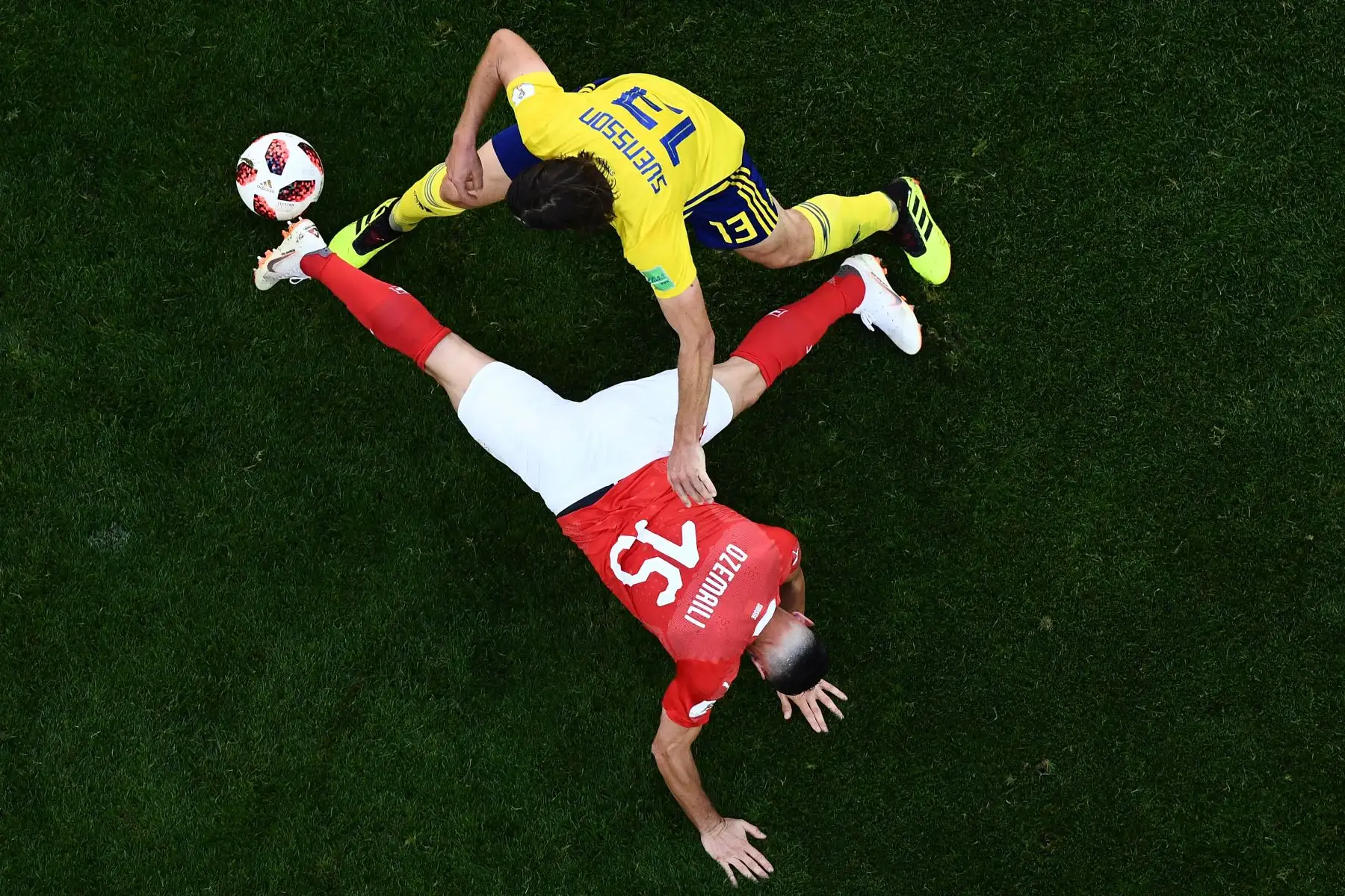 El mediocampista suizo Blerim Dzemaili (abajo) compite con el centrocampista sueco Gustav Svensson durante la ronda de octavos de final de la Copa Mundial Rusia 2018 entre Suecia y Suiza en el estadio San Petersburgo en San Petersburgo el 3 de julio de 2018. / AFP