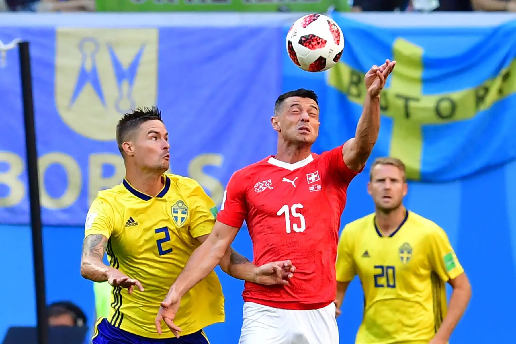 El centrocampista suizo Blerim Dzemaili (C) controla el balón junto al defensor sueco Mikael Lustig (L) durante la ronda de octavos de final de la Copa Mundial Rusia 2018 entre Suecia y Suiza en el estadio San Petersburgo de San Petersburgo el 3 de julio de 2018. / AFP