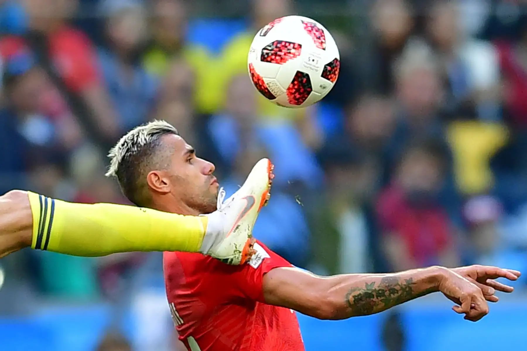 El delantero sueco Marcus Berg (L) pelea por el balón con el mediocampista suizo Valon Behrami durante la ronda de octavos de final de la Copa Mundial Rusia 2018 entre Suecia y Suiza en el estadio San Petersburgo de San Petersburgo el 3 de julio de 2018. / AFP