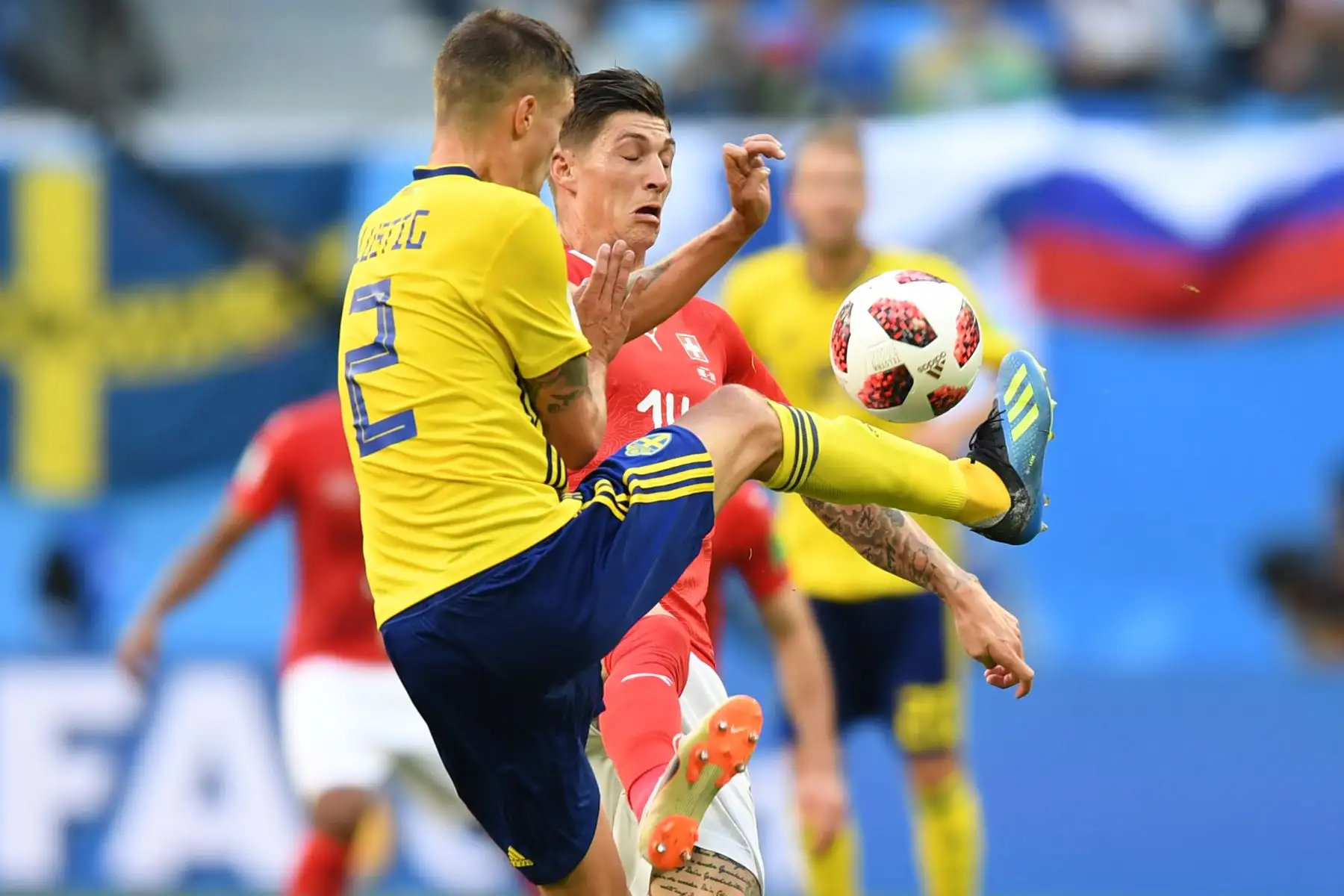 El defensa sueco Mikael Lustig (L) compite con el centrocampista suizo Steven Zuber durante la ronda de octavos de final de la Copa Mundial Rusia 2018 entre Suecia y Suiza en el estadio San Petersburgo en San Petersburgo el 3 de julio de 2018. / AFP