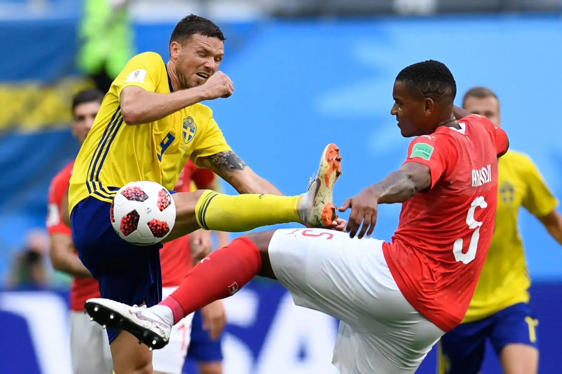El delantero sueco Marcus Berg (L) compite con el defensor suizo Manuel Akanji durante la ronda de octavos de final de la Copa Mundial Rusia 2018 entre Suecia y Suiza en el estadio San Petersburgo de San Petersburgo el 3 de julio de 2018. / AFP