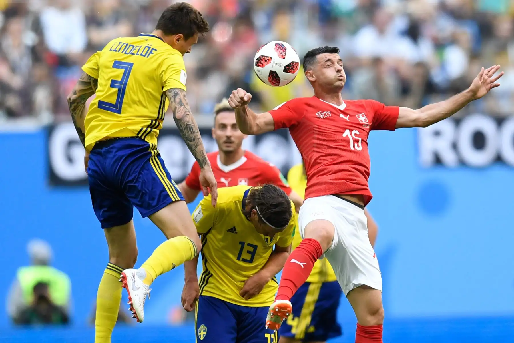 El defensor sueco Victor Lindelof (L) encabeza la pelota con el centrocampista suizo Blerim Dzemaili durante la ronda de octavos de final de la Copa Mundial Rusia 2018 entre Suecia y Suiza en el estadio San Petersburgo de San Petersburgo el 3 de julio de 2018. / AFP
