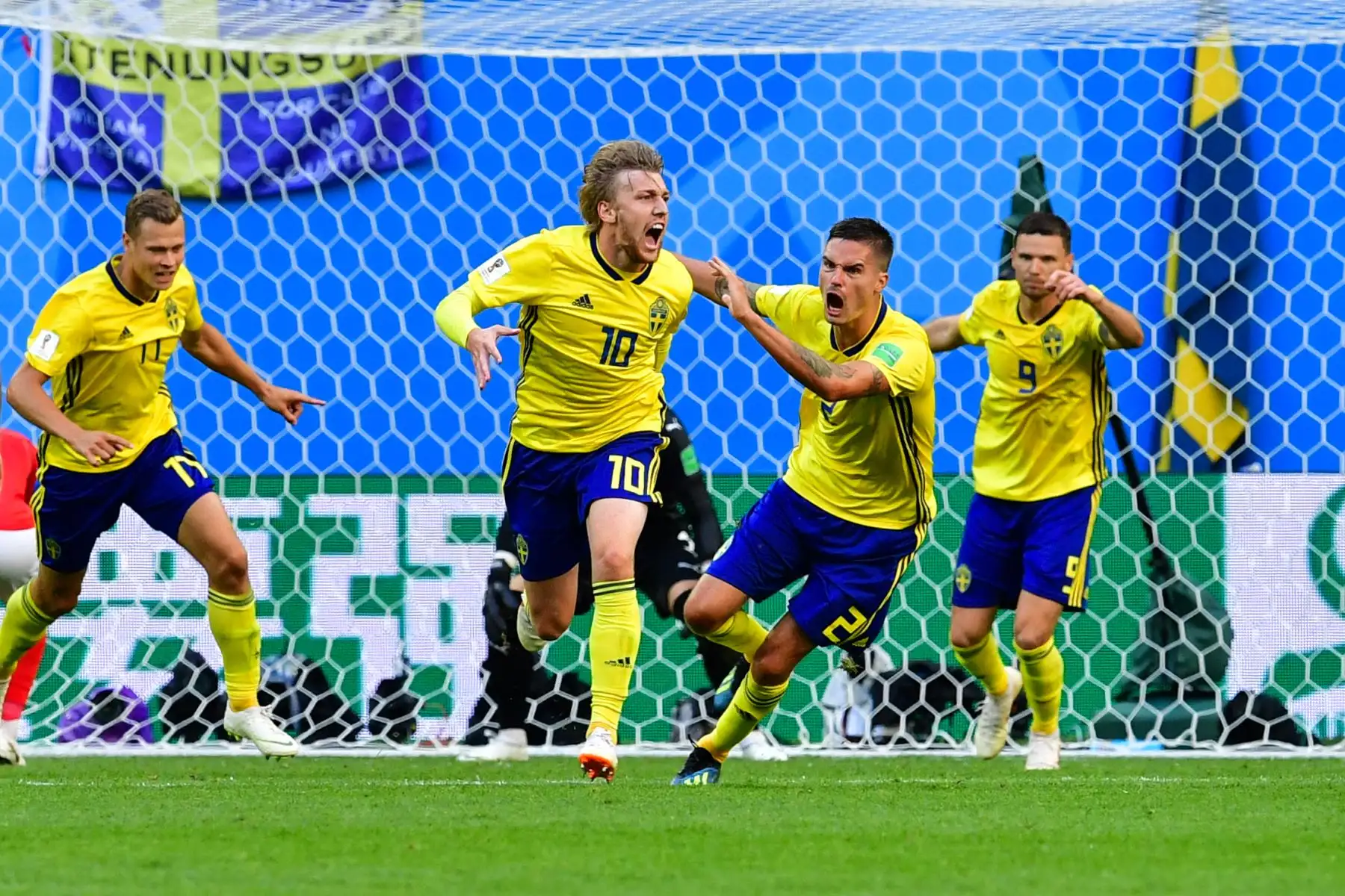 El mediocampista sueco Emil Forsberg (2 ° L) celebra su anotación durante la ronda de octavos de final de la Copa Mundial Rusia 2018 entre Suecia y Suiza en el Estadio de San Petersburgo el 3 de julio de 2018. / AFP