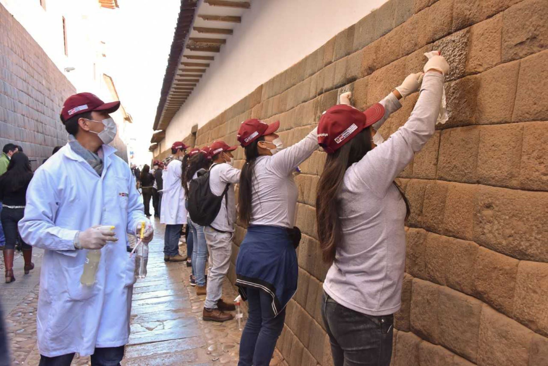 Decenas de jóvenes universitarios iniciaron una jornada de limpieza de muros incas en la calle Loreto, ingreso a la plaza de Armas de la ciudad de Cusco, como parte de la campaña de conservación del patrimonio cultural "Dale vida a tu patrimonio", promovida por la Dirección Desconcentrada de Cultura de Cusco.
