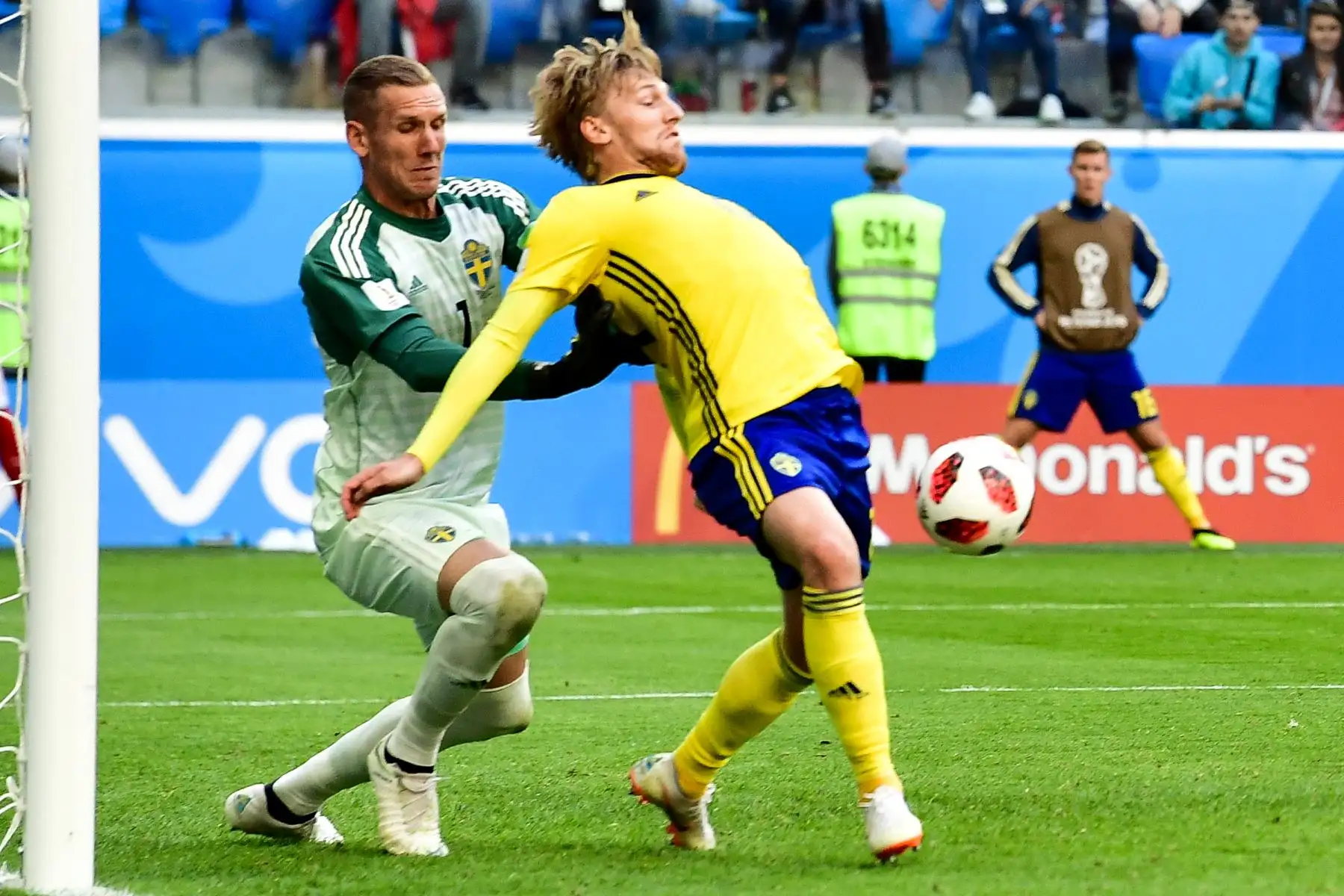 El portero sueco Robin Olsen (L) y el centrocampista Emil Forsberg defienden su gol durante la ronda de octavos de final de la Copa Mundial Rusia 2018 entre Suecia y Suiza en el Estadio de San Petersburgo en San Petersburgo el 3 de julio de 2018.
 / AFP