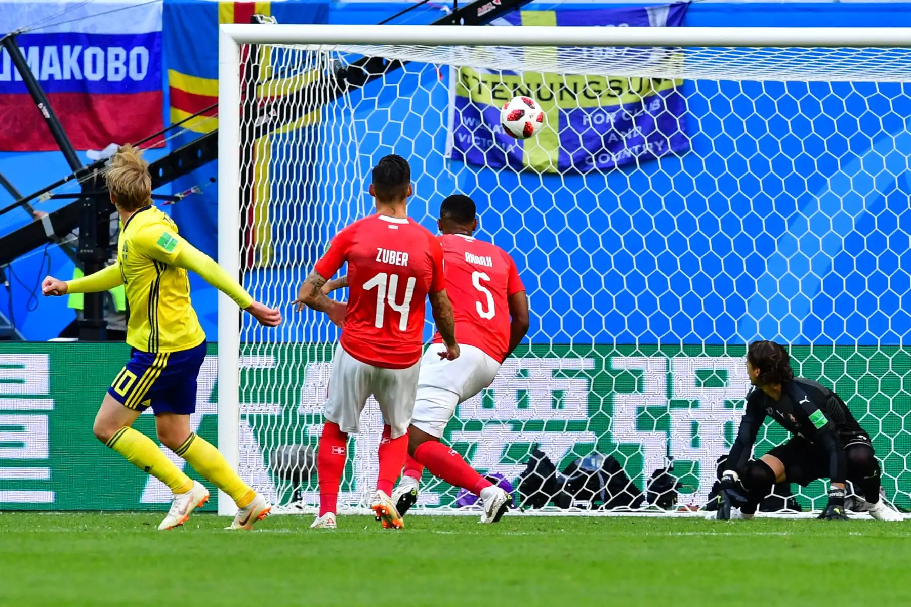 El centrocampista sueco Emil Forsberg (L) marca durante la ronda de dieciséis rondas de la Copa Mundial de Rusia 2018 entre Suecia y Suiza en el estadio de San Petersburgo en San Petersburgo el 3 de julio de 2018.
 / AFP