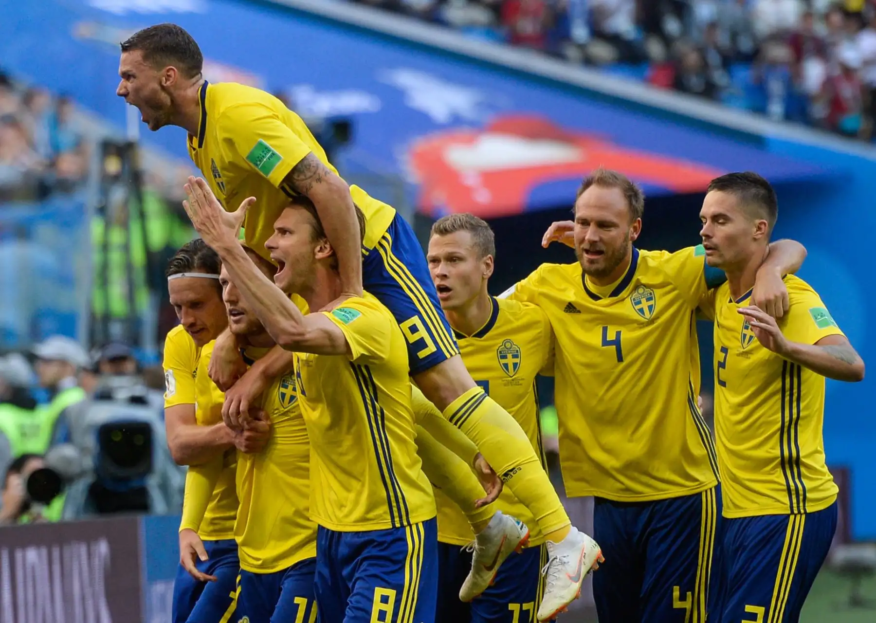 Los jugadores suecos celebran después de que el mediocampista Emil Forsberg anotó durante la ronda de octavos de final de la Copa Mundial Rusia 2018 entre Suecia y Suiza en el Estadio de San Petersburgo en San Petersburgo el 3 de julio de 2018.
 / AFP