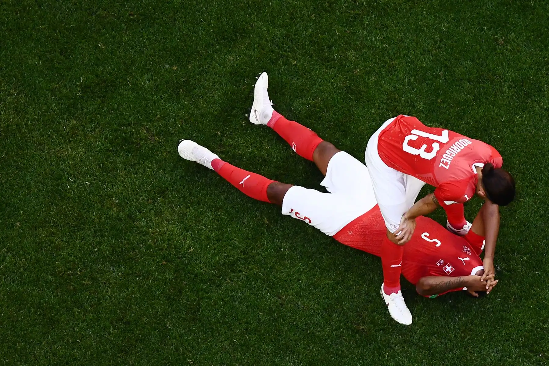 El defensor suizo Manuel Akanji y el defensor suizo Ricardo Rodríguez reaccionan al final de la ronda de octavos de final de la Copa Mundial Rusia 2018 entre Suecia y Suiza en el estadio San Petersburgo de San Petersburgo el 3 de julio de 2018. Suecia ganó 1-0.
 / AFP