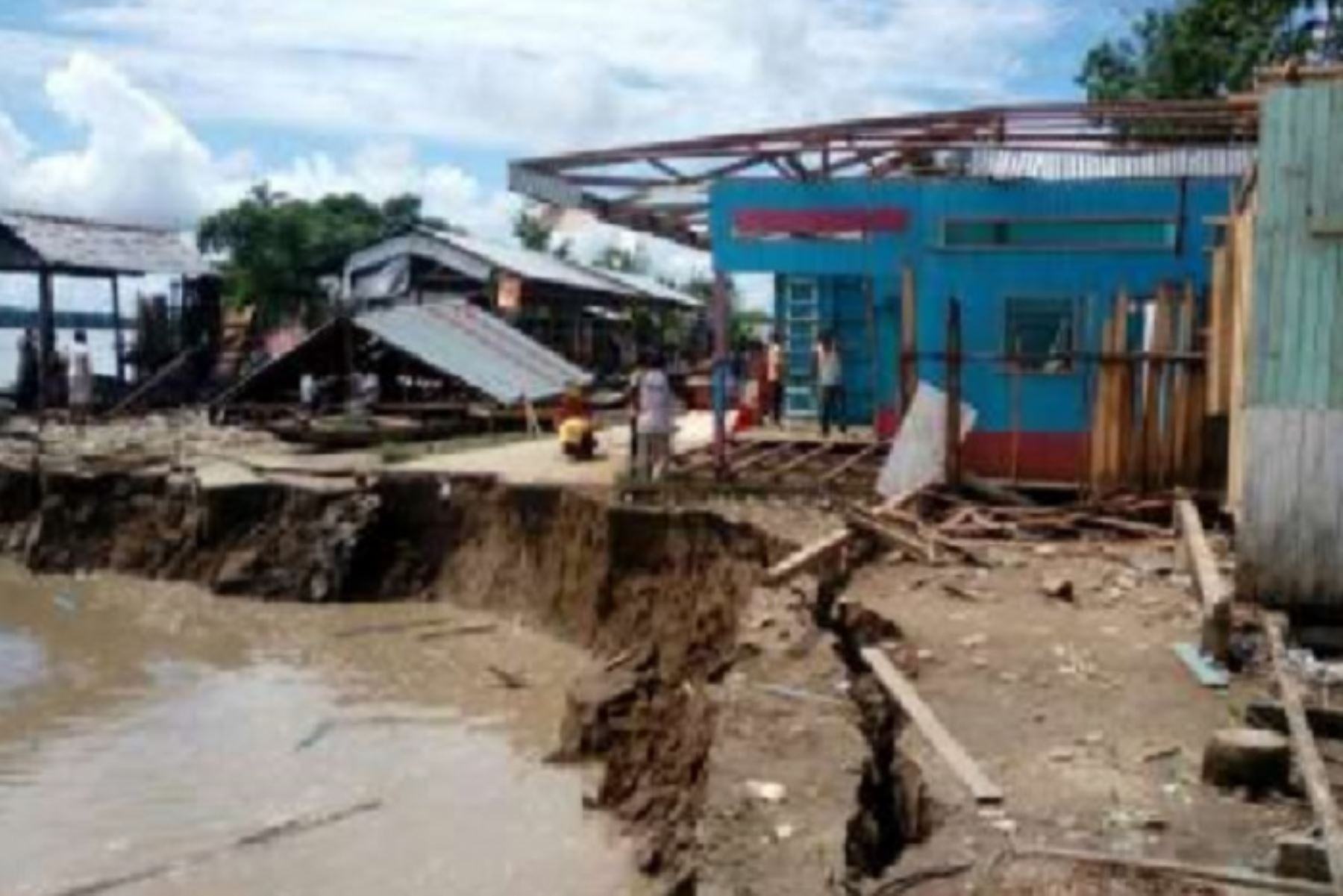 Erosión fluvial en distrito Yavarí, región Loreto, deja 7 familias damnificadas y un puente dañado.