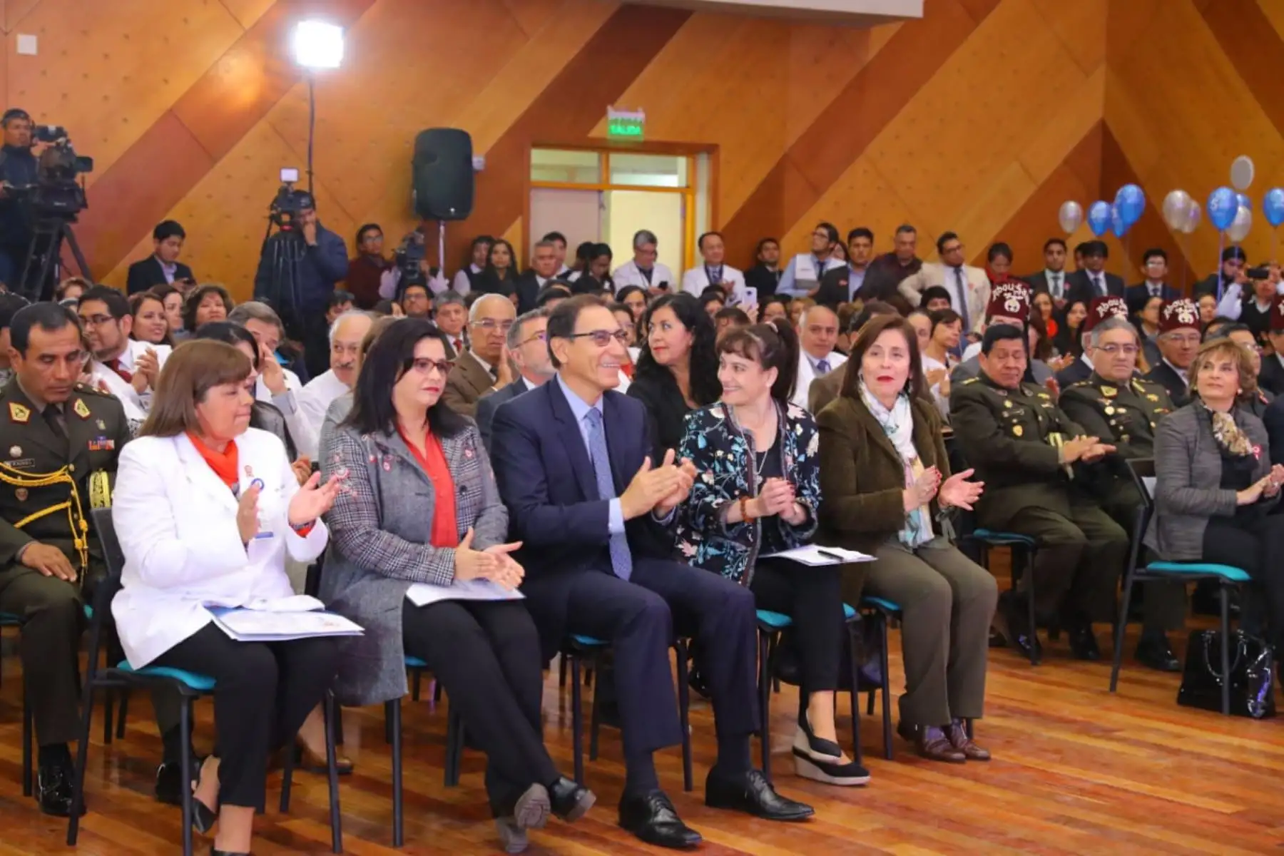 El Jefe del Estado, Martín Vizcarra, participo en la ceremonia por el quinto aniversario institucional del Instituto Nacional de Salud del Niños (INSN), de San Borja. Foto: ANDINA/Prensa Presidencia