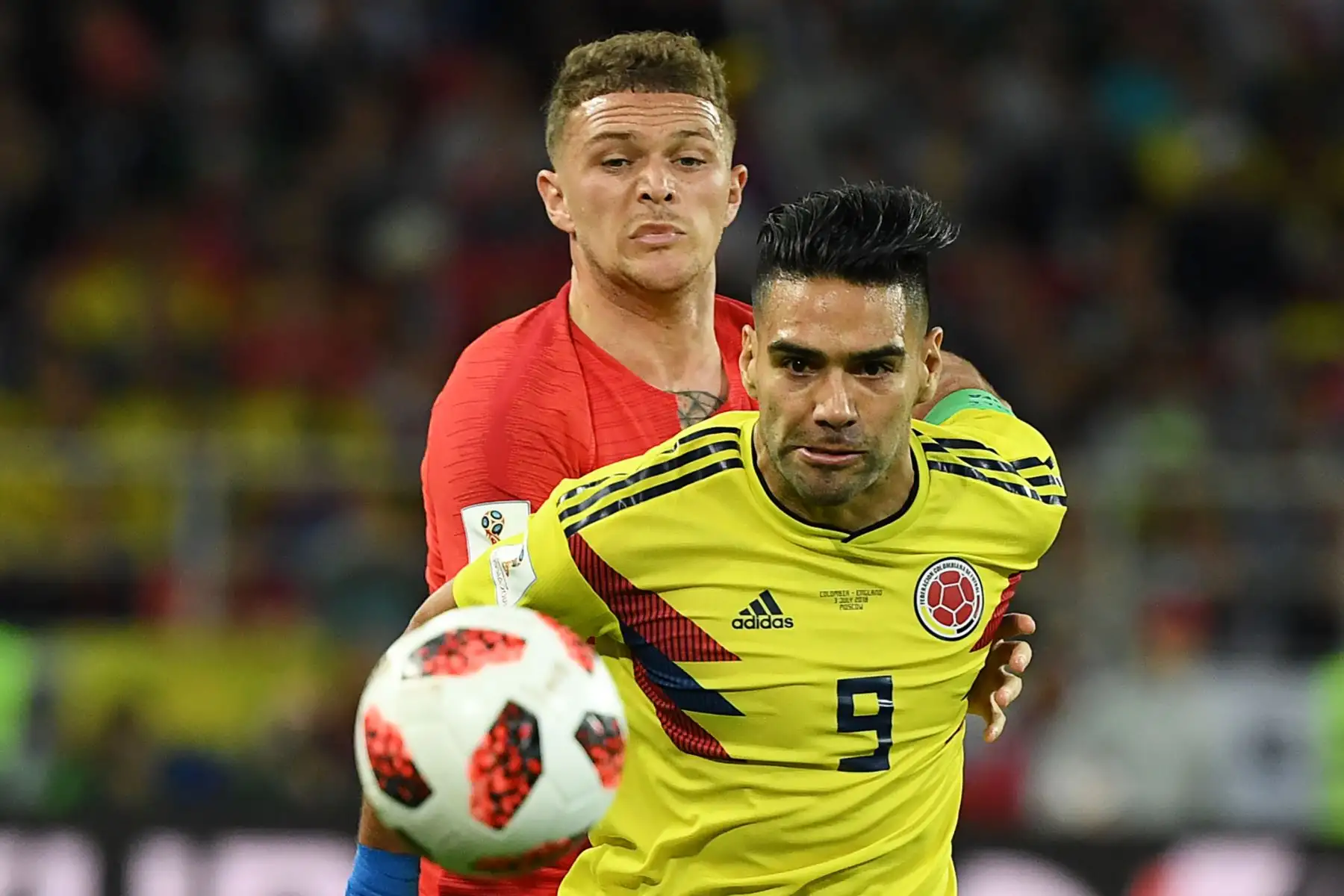 El defensa inglés Kieran Trippier (atrás) y el alero colombiano Falcao compiten por el balón durante la ronda de rondas 16 de la Copa Mundial Rusia 2018 entre Colombia e Inglaterra en el Spartak Stadium de Moscú el 3 de julio de 2018. / AFP