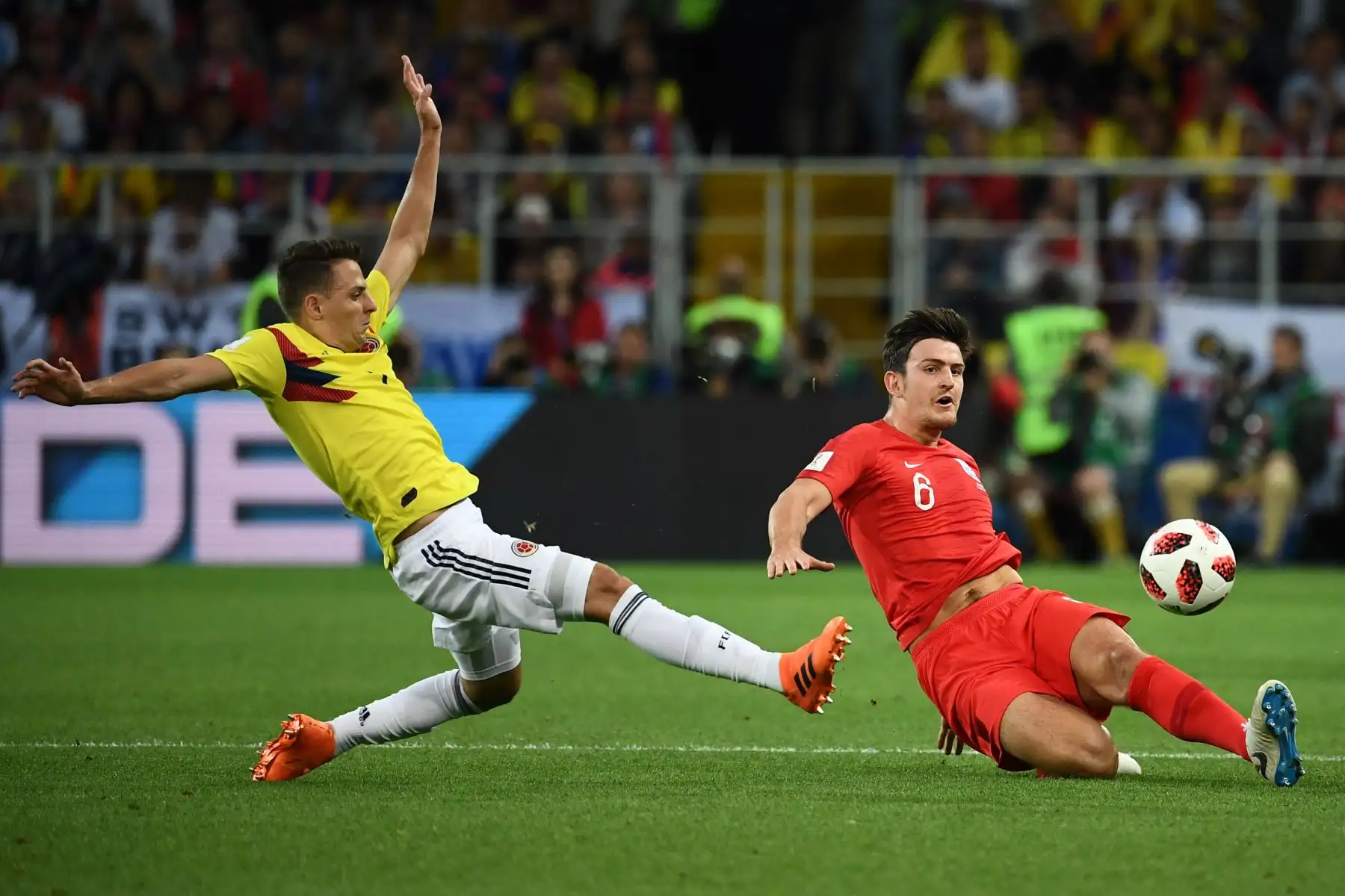 El defensor colombiano Santiago Arias (L) compite por el balón con el defensor de Inglaterra Harry Maguire durante la ronda de octavos de final de la Copa Mundial Rusia 2018 entre Colombia e Inglaterra en el Estadio Spartak en Moscú el 3 de julio de 2018. / AFP