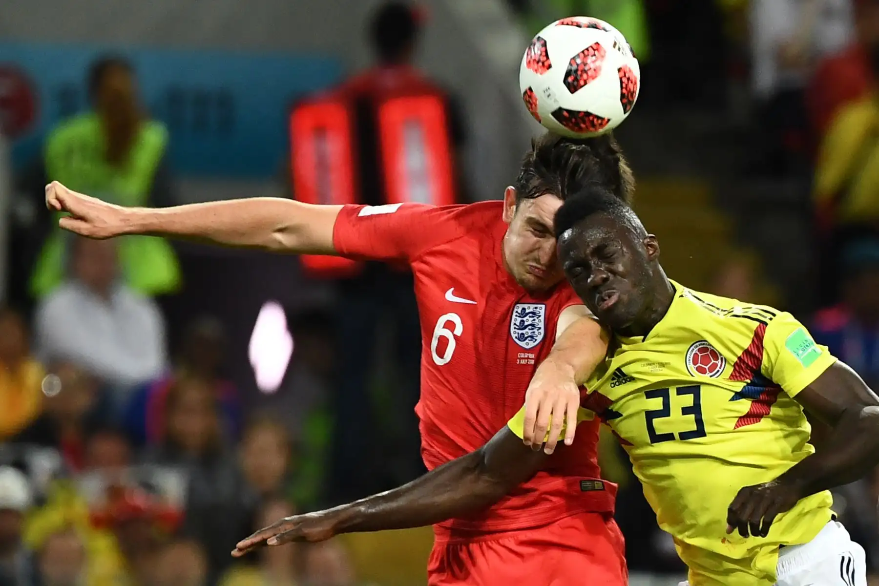 El defensor de Inglaterra Harry Maguire (L) encabeza la pelota mientras compite con el defensor colombiano Davinson Sanchez (R) durante la ronda de octavos de final de la Copa Mundial de Rusia 2018 entre Colombia e Inglaterra en el Spartak Stadium de Moscú el 3 de julio de 2018. / AFP