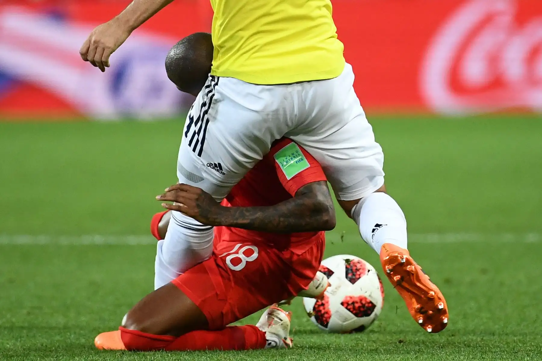 El defensor de Inglaterra Ashley Young (down C) cae mientras compite por el balón con el defensor colombiano Santiago Arias durante el partido de la ronda de octavos de final de la Copa Mundial Rusia 2018 entre Colombia e Inglaterra en el Spartak Stadium en Moscú el 3 de julio de 2018. / AFP