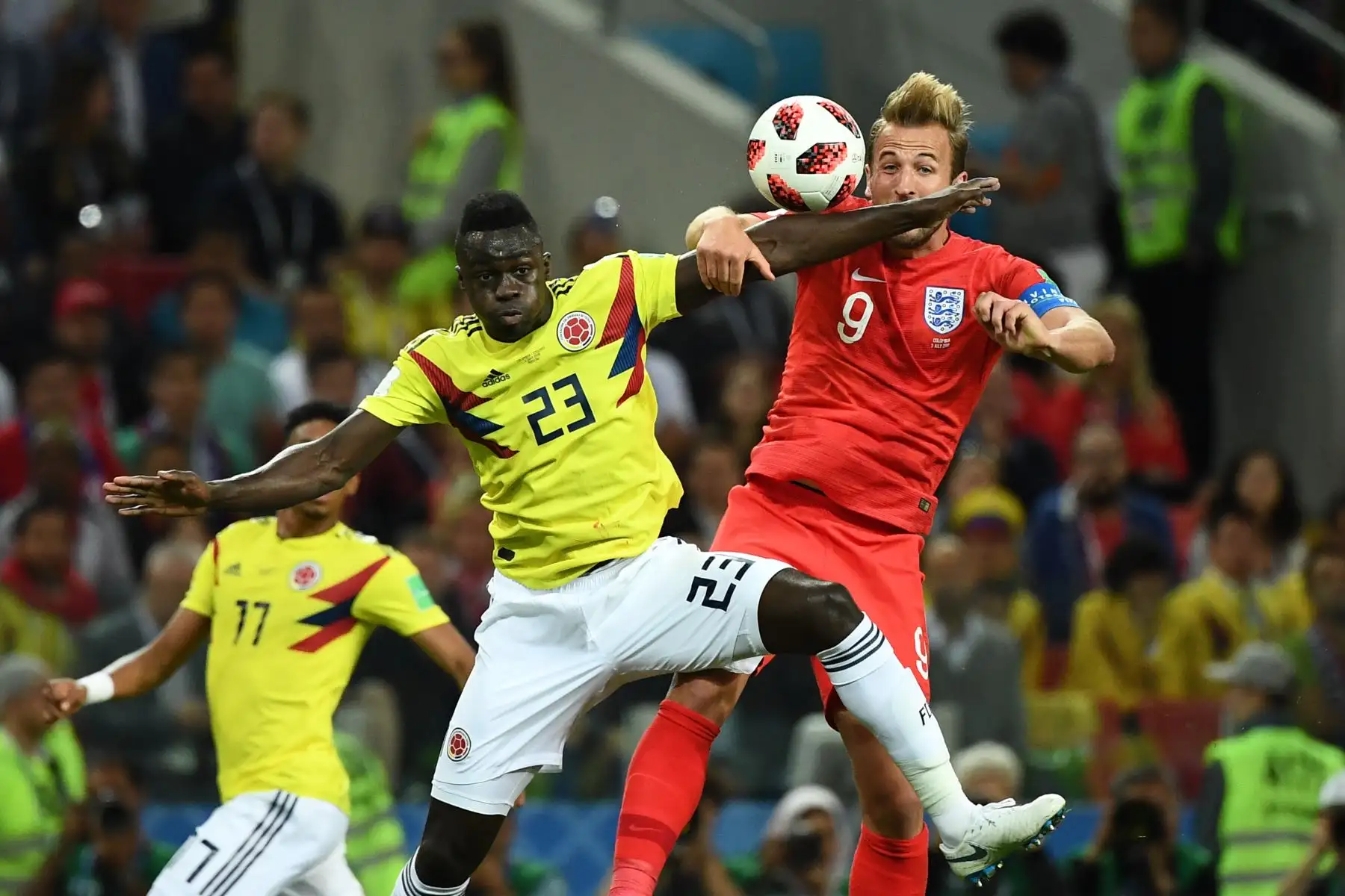 El defensa colombiano Davinson Sánchez (L) encabeza la pelota mientras compite con el alero de Inglaterra Harry Kane (R) durante la ronda de octavos de final de la Copa Mundial Rusia 2018 entre Colombia e Inglaterra en el Estadio Spartak de Moscú el 3 de julio de 2018. / AFP