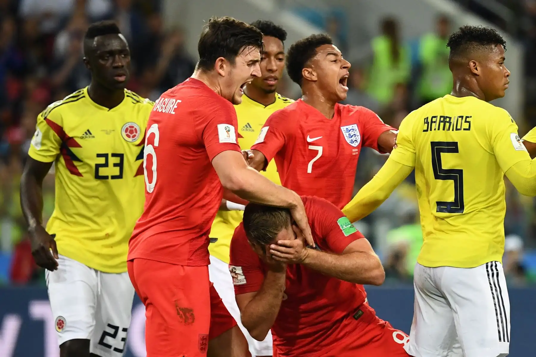El centrocampista inglés Jordan Henderson (C) reacciona tras un choque con el mediocampista colombiano Wilmar Barrios (R) durante la ronda de octavos de final de la Copa Mundial Rusia 2018 entre Colombia e Inglaterra en el Estadio Spartak de Moscú el 3 de julio de 2018.
 / AFP