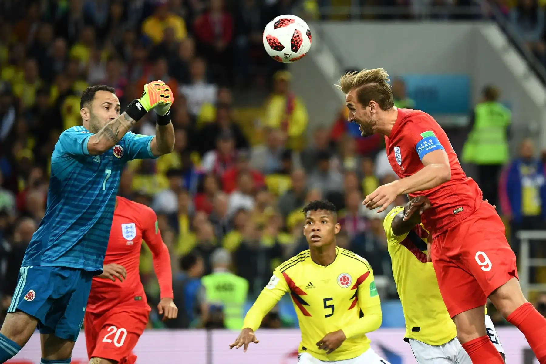 El portero colombiano David Ospina (L) salta para atrapar el balón, mientras el alero de Inglaterra Harry Kane (R) lo encabeza durante la ronda de rondas 16 de la Copa Mundial Rusia 2018 entre Colombia e Inglaterra en el Spartak Stadium de Moscú el 3 de julio de 2018.
  / AFP