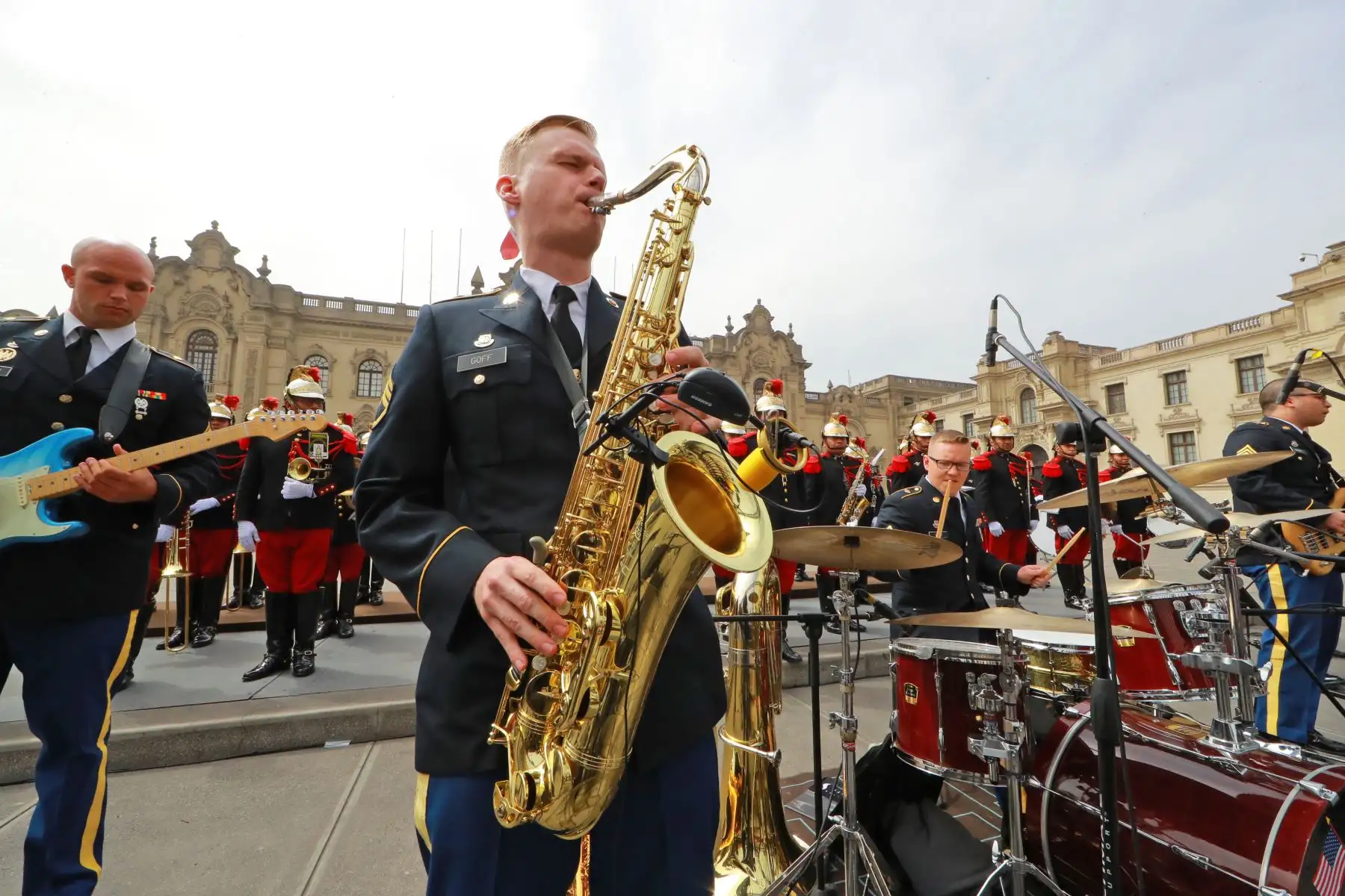 Farandola del Regimiento Mariscal Domingo Nieto interpretó melodías junto a la Banda de la Guardia Nacional de West Virginia, de Estados Unidos. Foto: ANDINA/Prensa Presidencia
