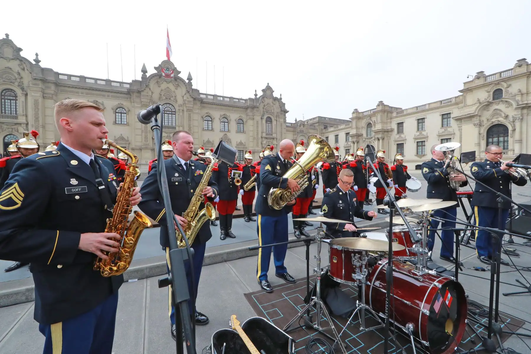 Farandola del Regimiento Mariscal Domingo Nieto interpretó melodías junto a la Banda de la Guardia Nacional de West Virginia, de Estados Unidos. Foto: ANDINA/Prensa Presidencia