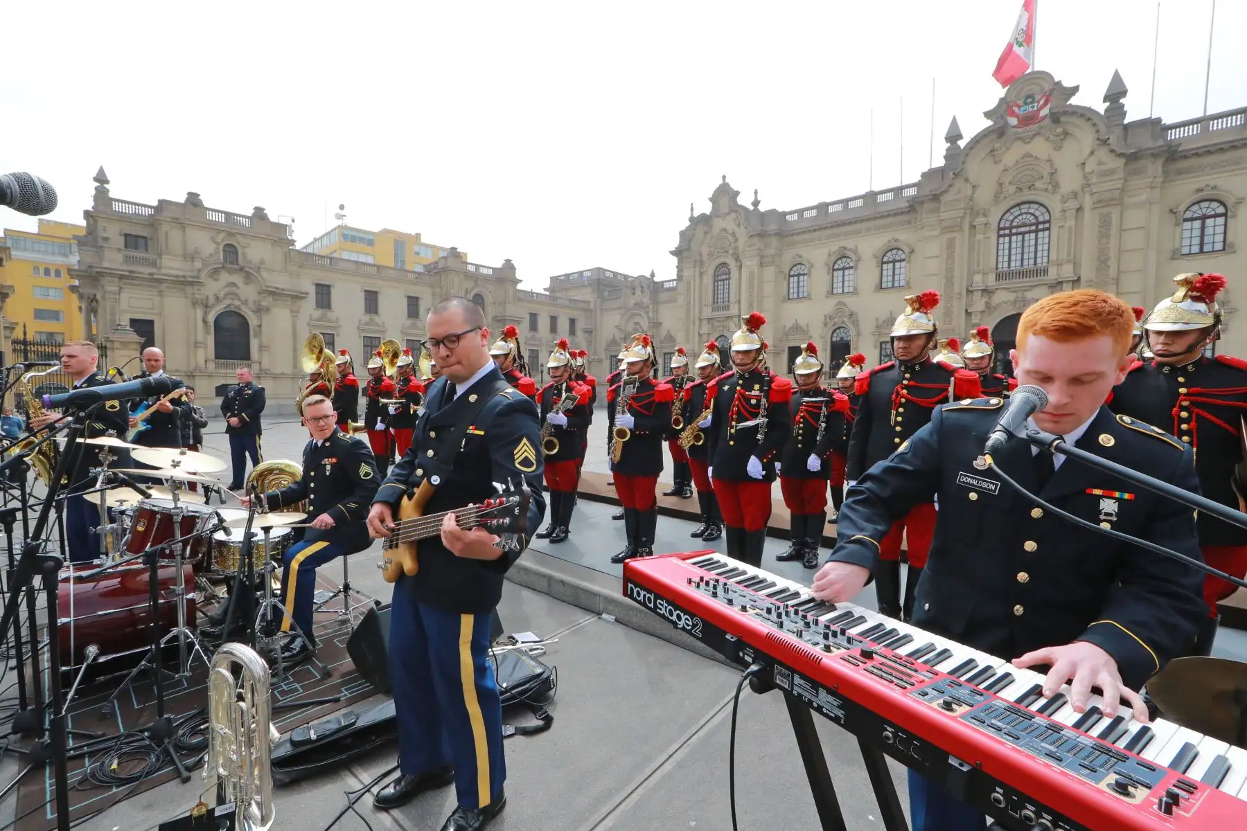 Farandola del Regimiento Mariscal Domingo Nieto interpretó melodías junto a la Banda de la Guardia Nacional de West Virginia, de Estados Unidos. Foto: ANDINA/Prensa Presidencia
