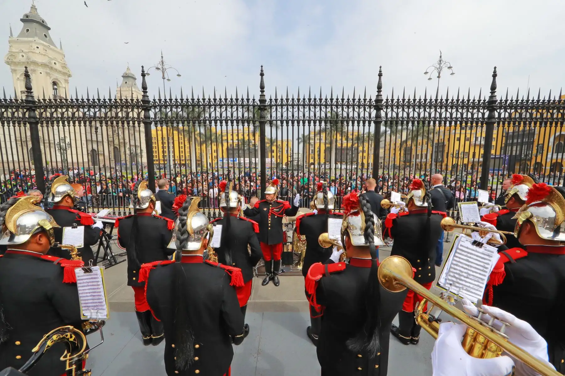 Farandola del Regimiento Mariscal Domingo Nieto interpretó melodías junto a la Banda de la Guardia Nacional de West Virginia, de Estados Unidos. Foto: ANDINA/Prensa Presidencia