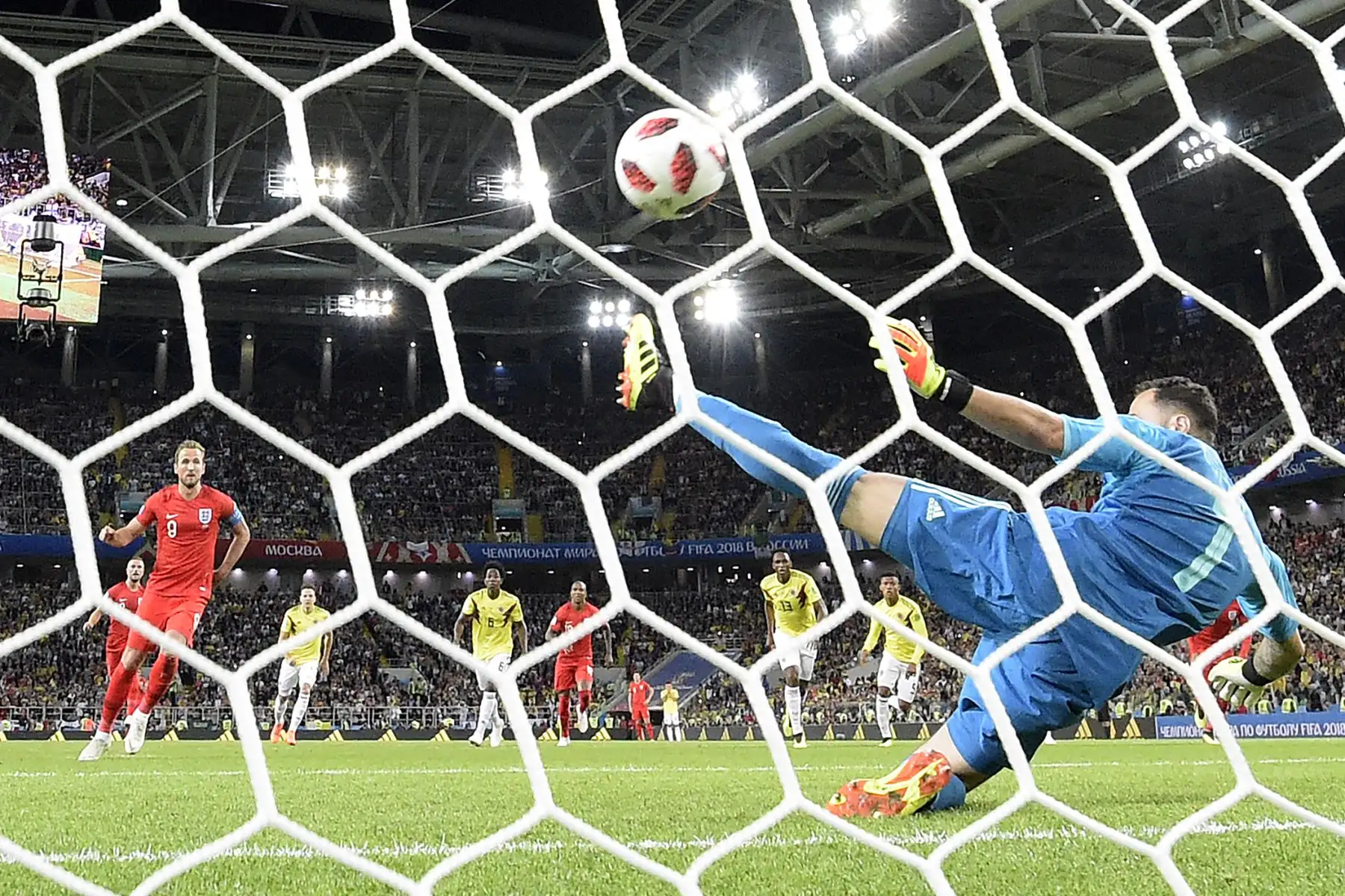 El alero de Inglaterra Harry Kane (L) marca un gol después de lanzar un penal durante la ronda de octavos de final de la Copa Mundial Rusia 2018 entre Colombia e Inglaterra en el Spartak Stadium de Moscú el 3 de julio de 2018. / AFP