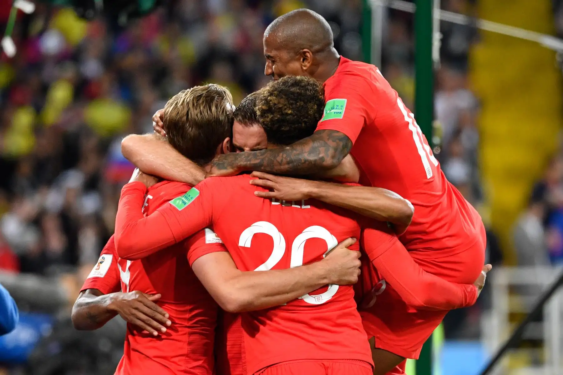 Los jugadores de Inglaterra celebran el gol de apertura marcado por Harry Kane desde el punto de penalti durante la ronda de octavos de final de la Copa Mundial Rusia 2018 entre Colombia e Inglaterra en el Estadio Spartak de Moscú el 3 de julio de 2018. / AFP