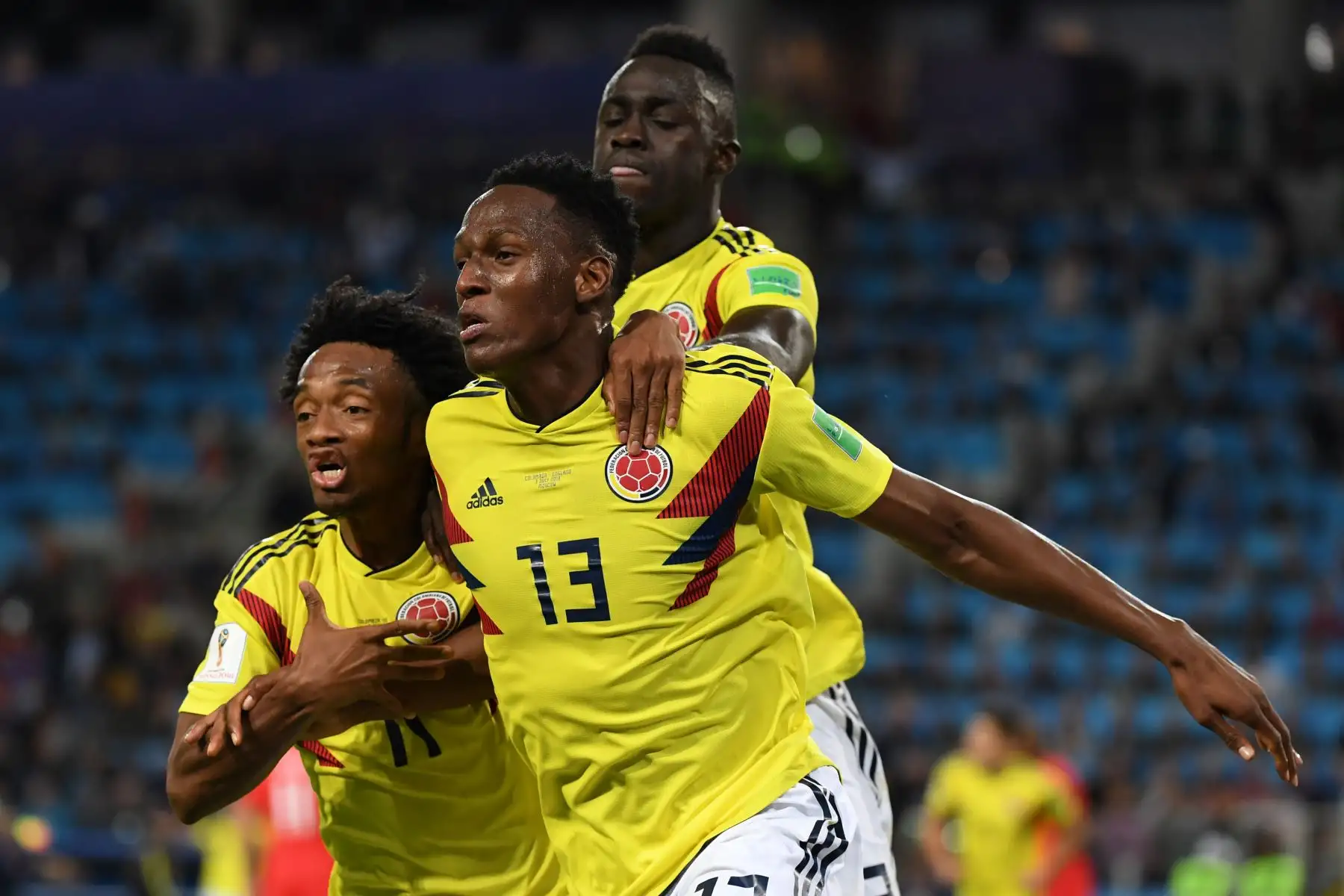 La defensora de Colombia Yerry Mina (C) celebra con sus compañeros de equipo después de anotar el empate durante el partido de fútbol de la ronda mundial de Rusia 2018 entre Colombia e Inglaterra en el Estadio Spartak de Moscú el 3 de julio de 2018. / AFP