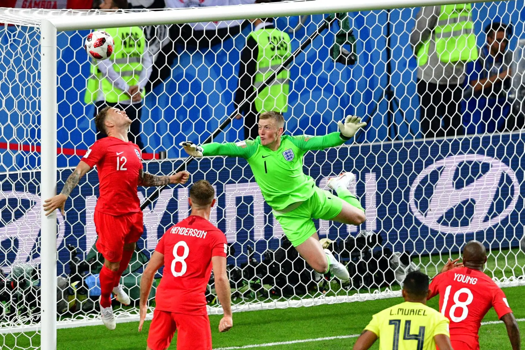 El portero de Inglaterra Jordan Pickford (C) concede un gol durante el partido de fútbol de la ronda mundial de Rusia 2018 entre Colombia e Inglaterra en el Spartak Stadium de Moscú el 3 de julio de 2018. / AFP
