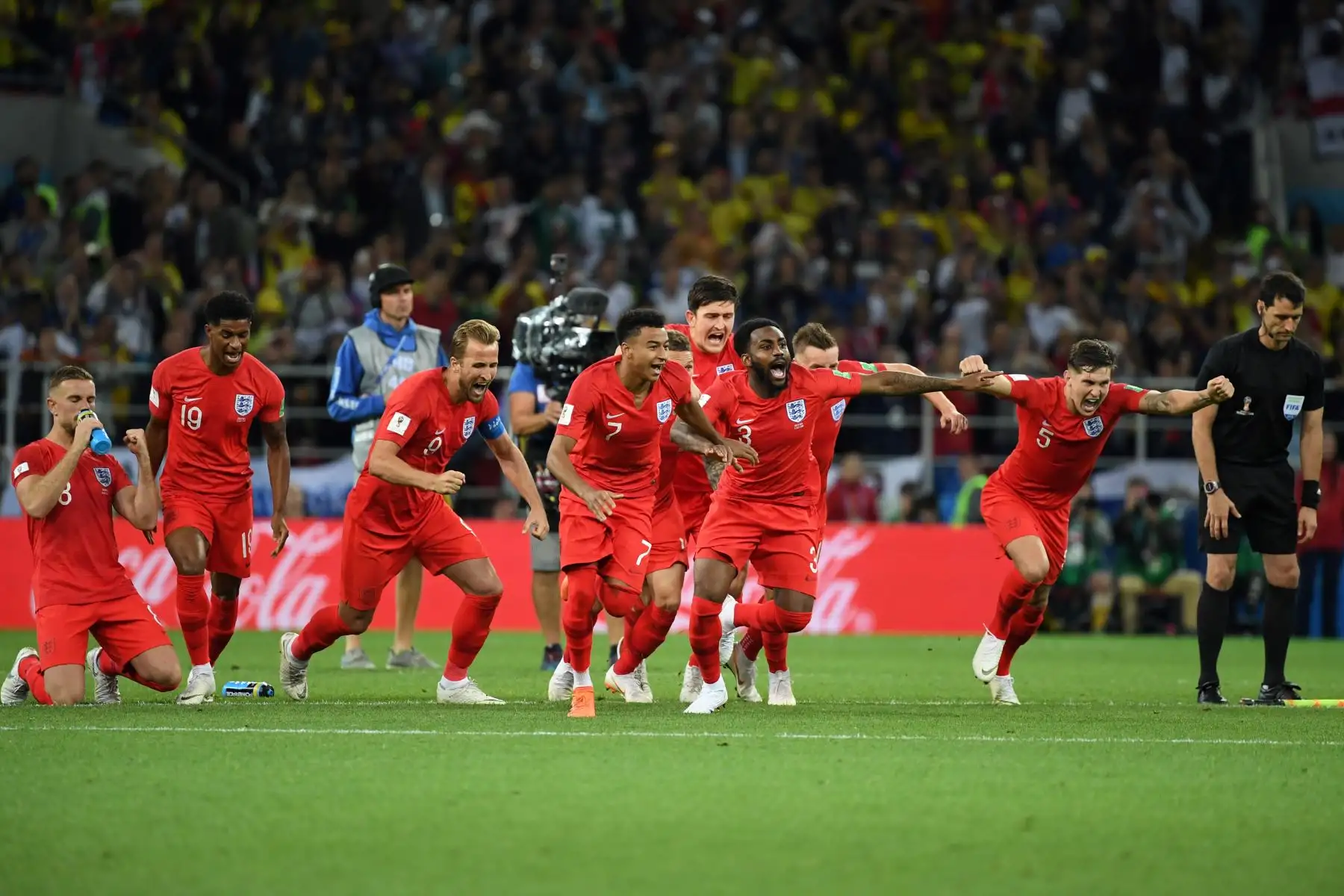 Los jugadores de Inglaterra celebran ganar la tanda de penaltis al final de la ronda de octavos de final de la Copa Mundial Rusia 2018 entre Colombia e Inglaterra en el Estadio Spartak de Moscú el 3 de julio de 2018. / AFP